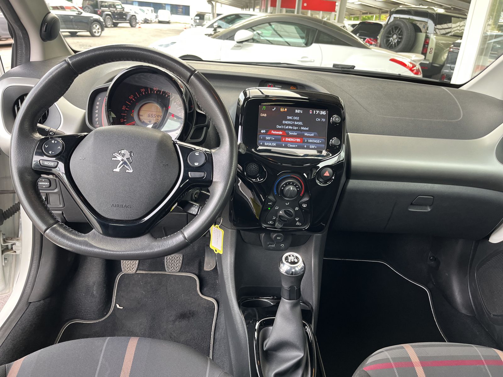 PEUGEOT 108 1.2 VTi Allure-image-9