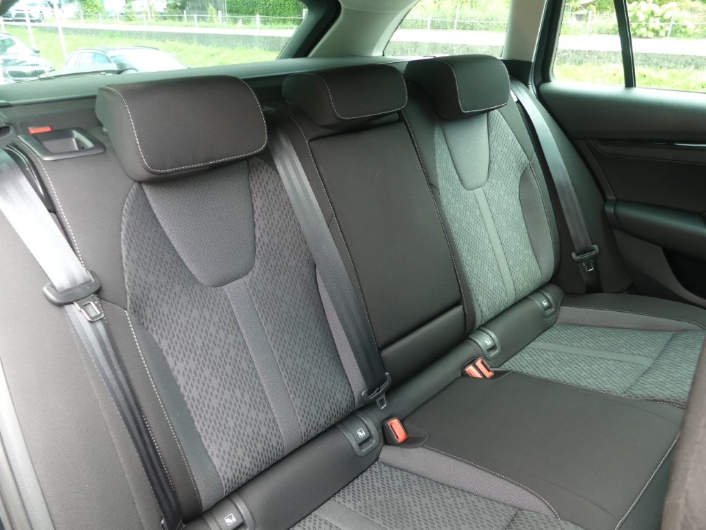 SKODA Octavia Combi 2.0 TDI DSG Ambition 4x4-image-12