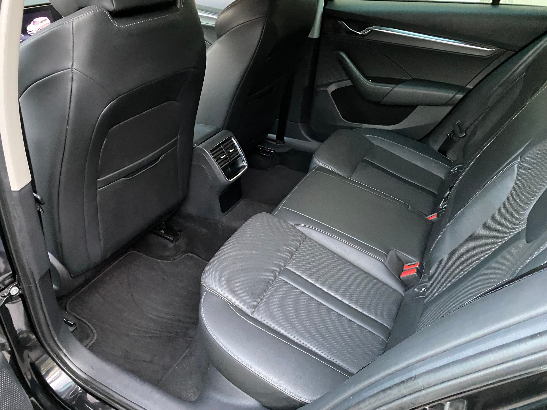 SKODA Octavia Combi 2.0 TDI DSG Style 4x4-image-7
