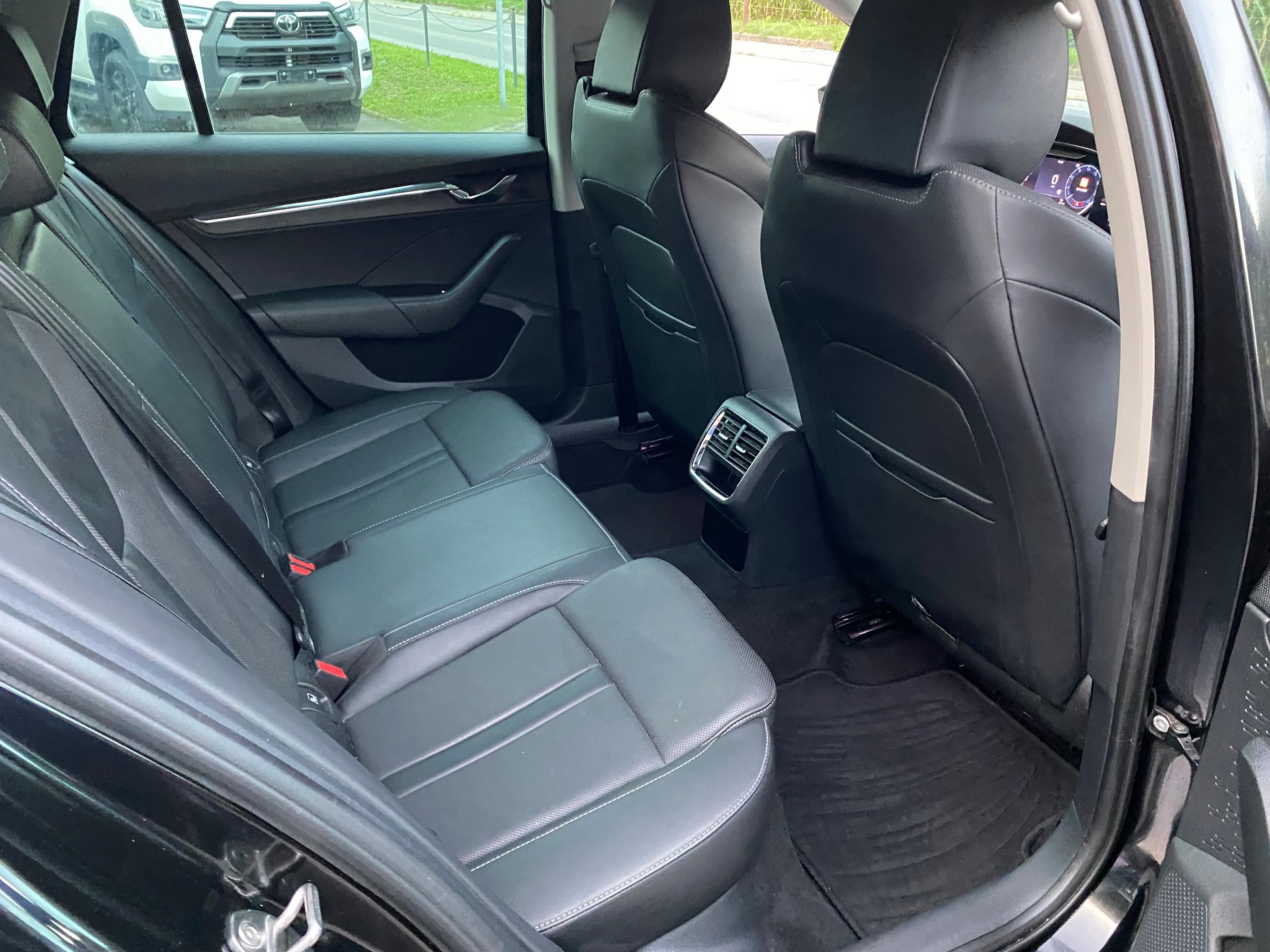 SKODA Octavia Combi 2.0 TDI DSG Style 4x4-image-8