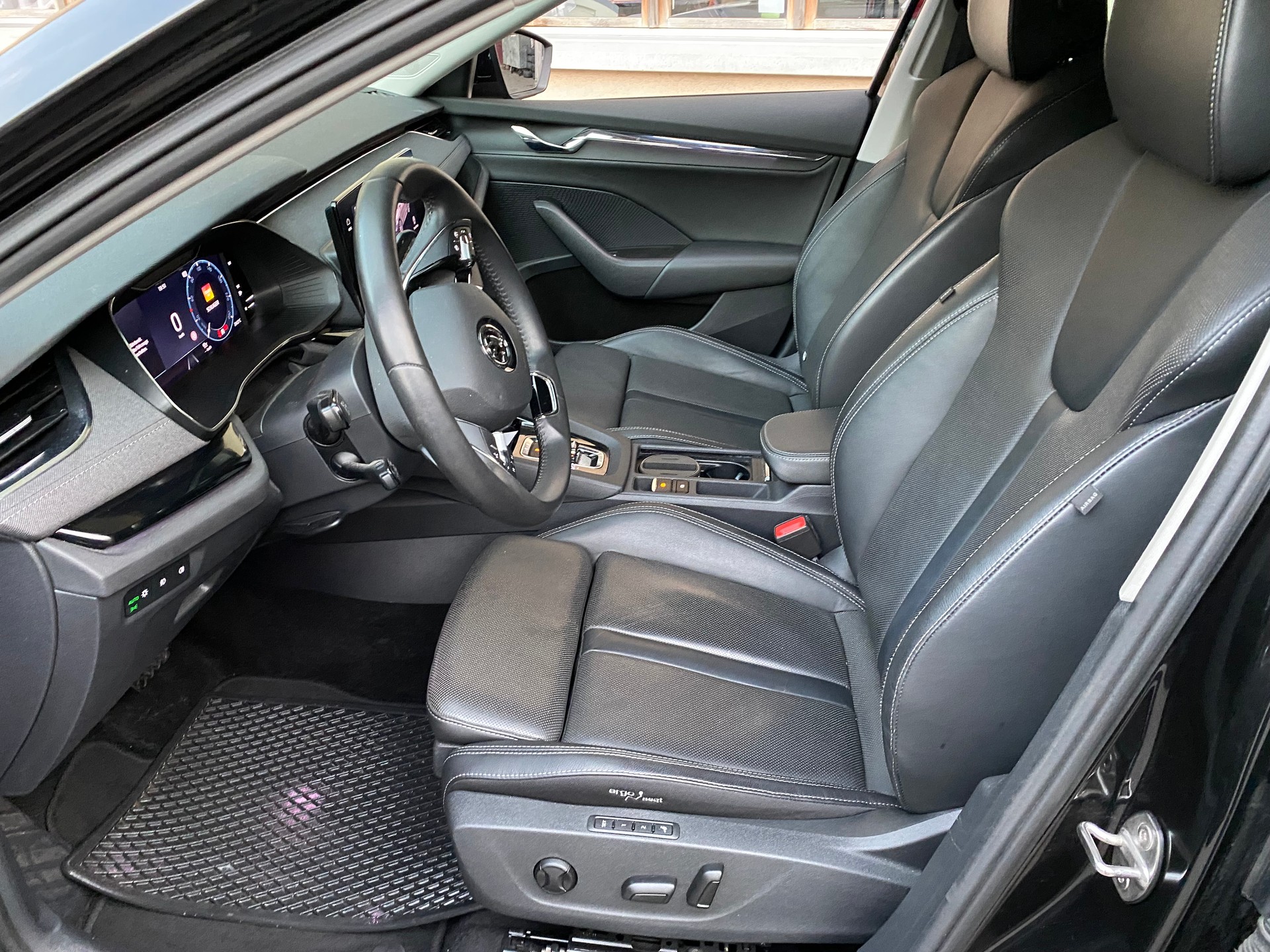SKODA Octavia Combi 2.0 TDI DSG Style 4x4-image-2