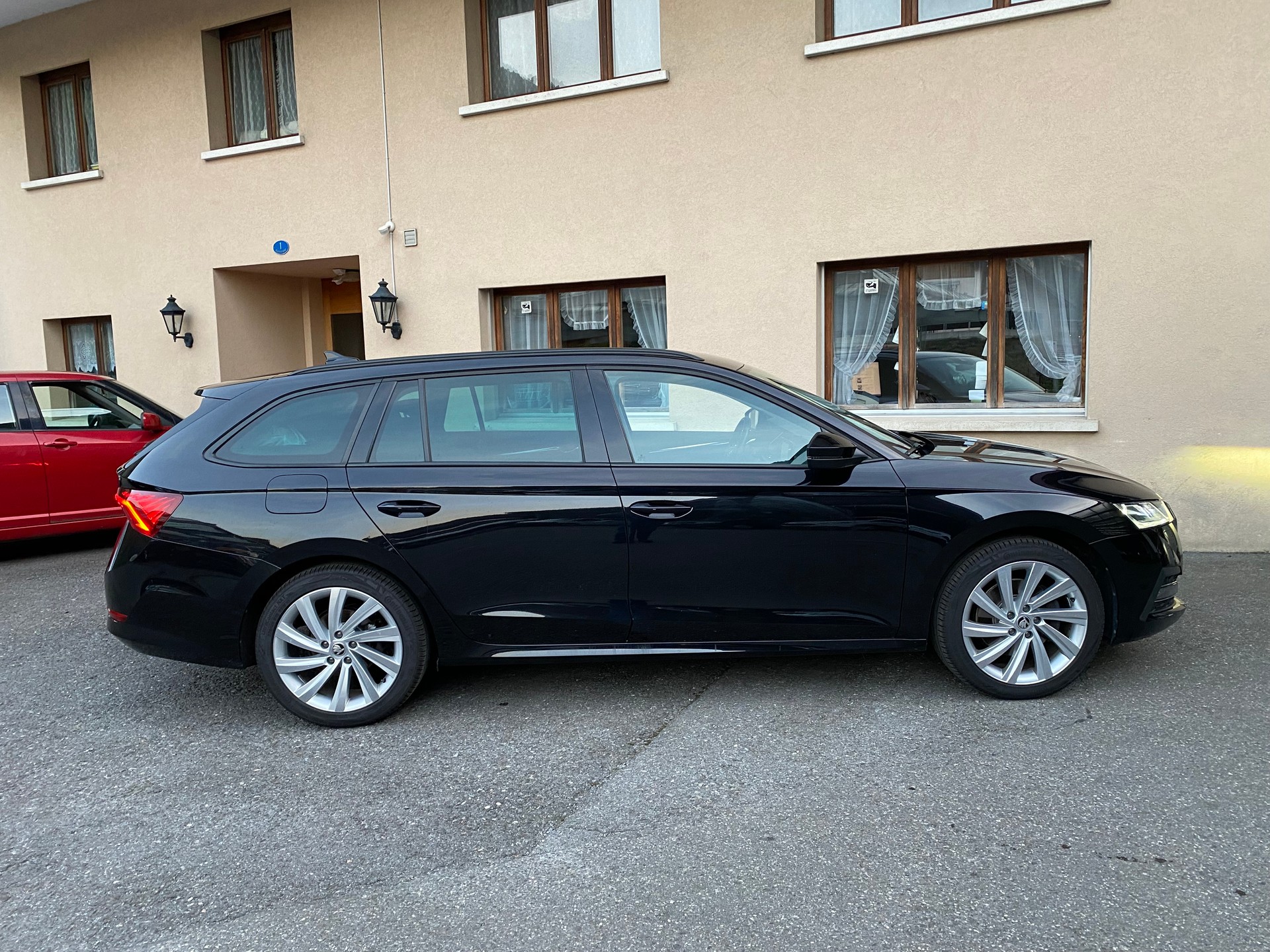 SKODA Octavia Combi 2.0 TDI DSG Style 4x4-image-14