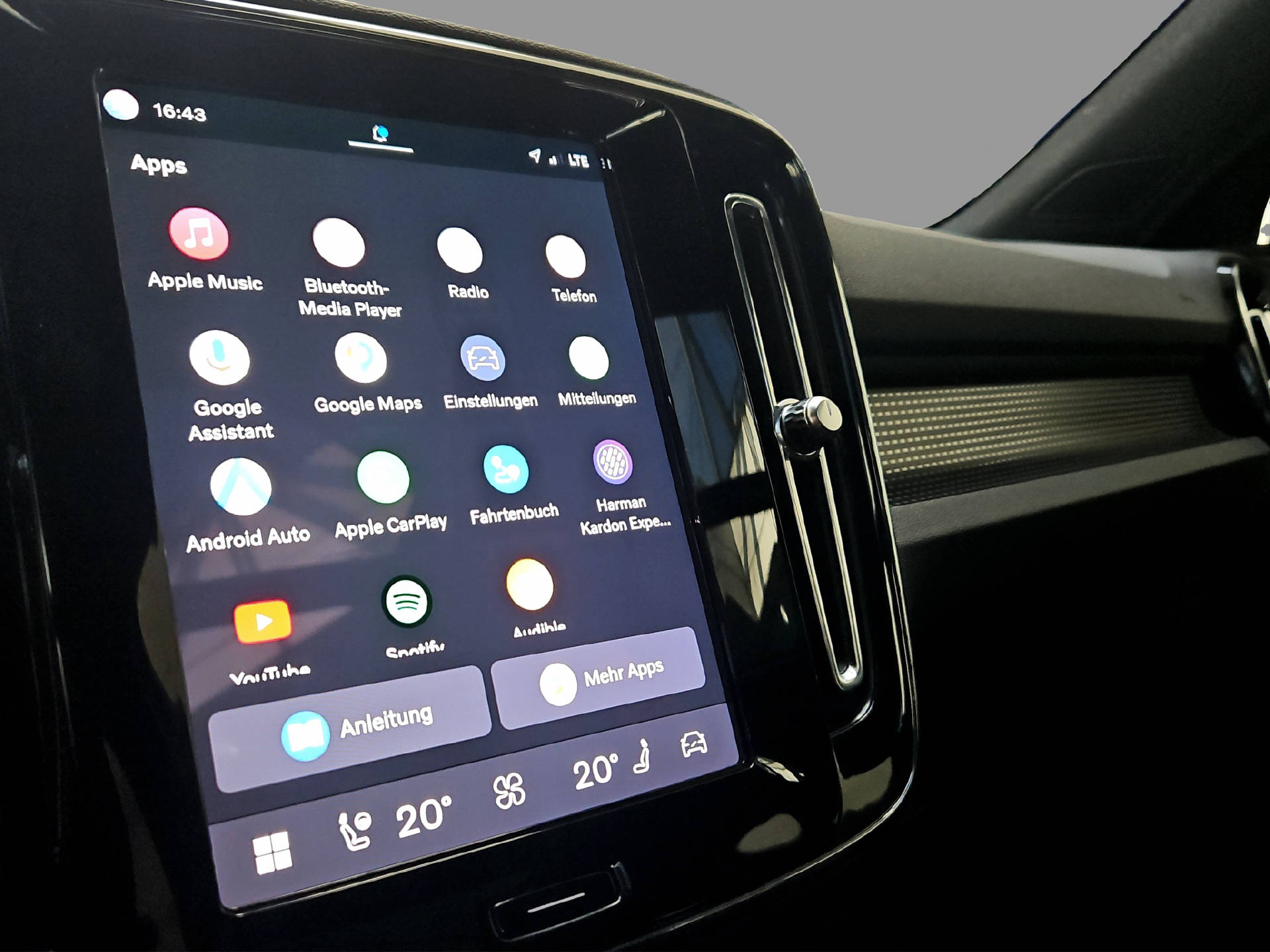 VOLVO XC40 2.0 B3 MH Plus Dark-image-10