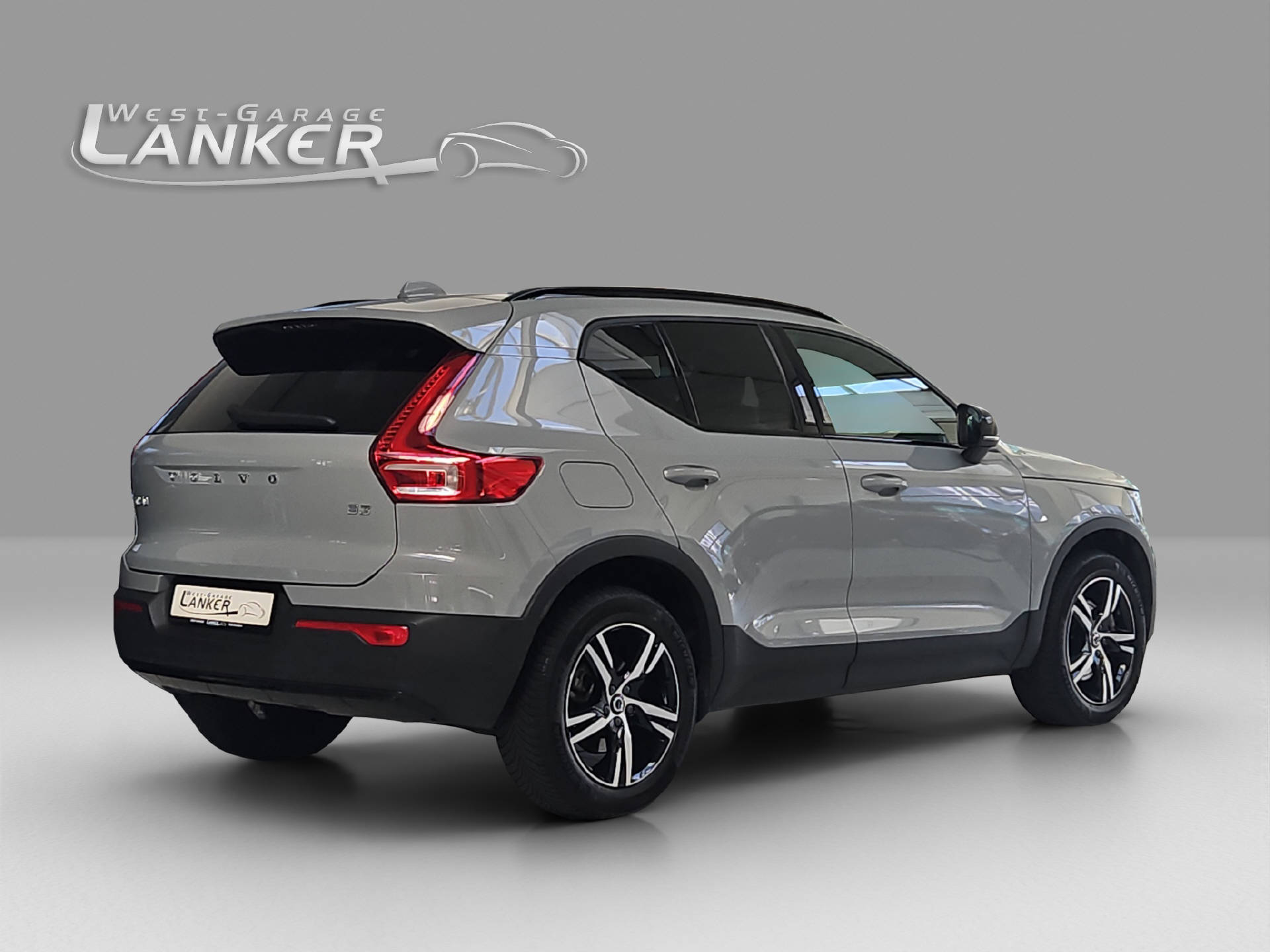 VOLVO XC40 2.0 B3 MH Plus Dark-showroom-element-2