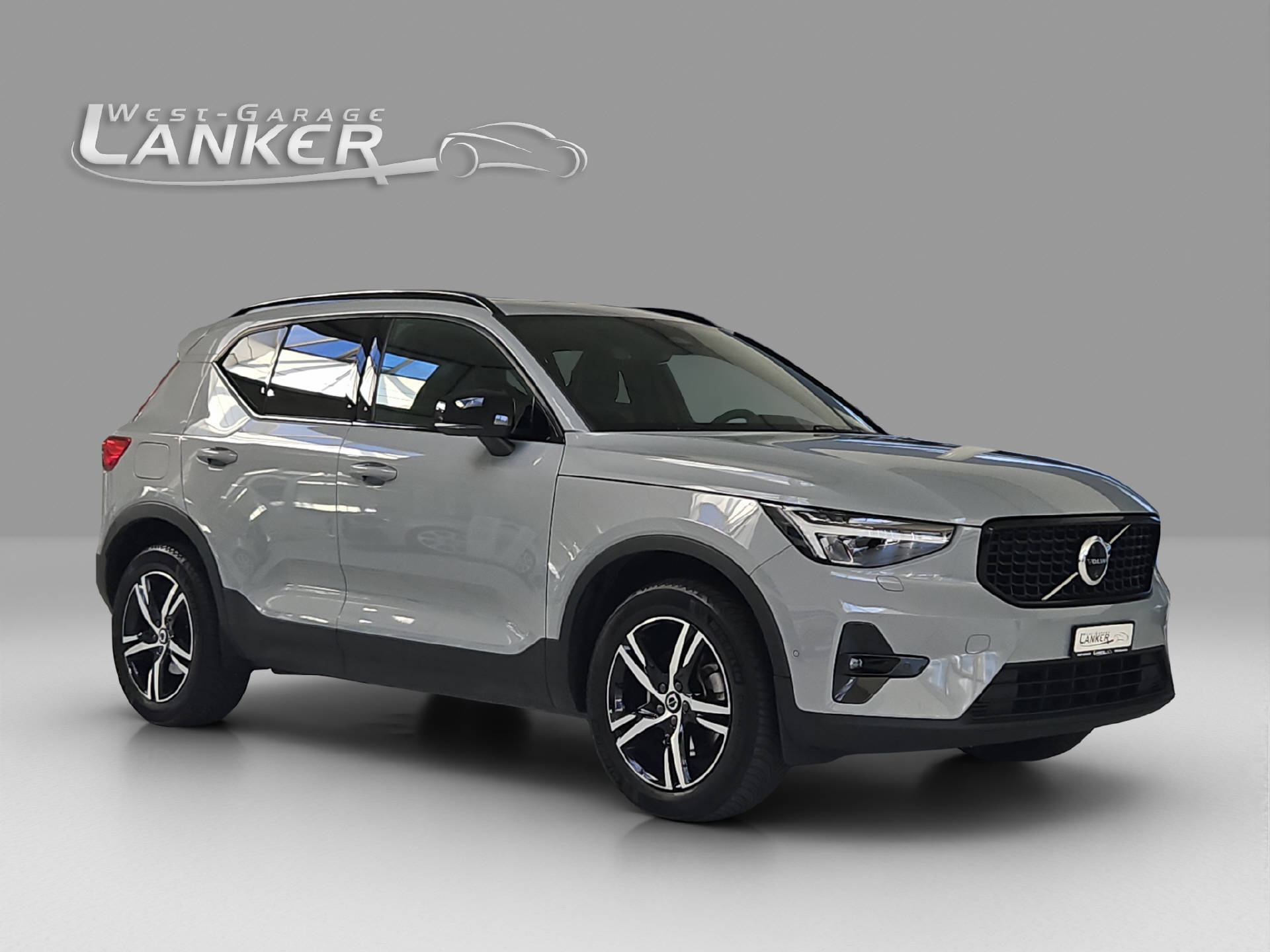VOLVO XC40 2.0 B3 MH Plus Dark-showroom-element-1