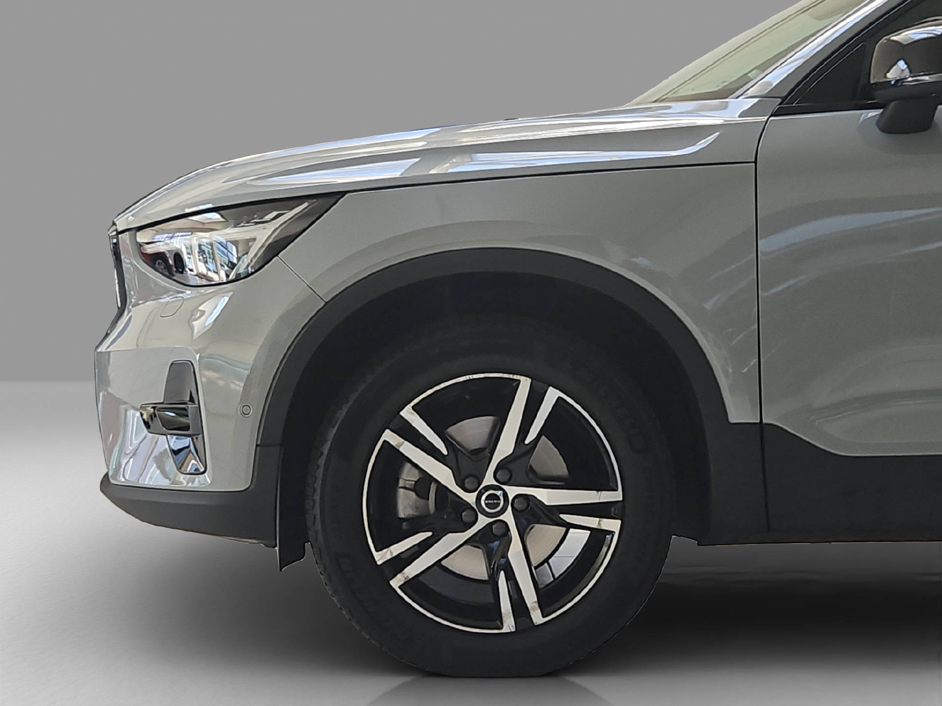 VOLVO XC40 2.0 B3 MH Plus Dark-image-4