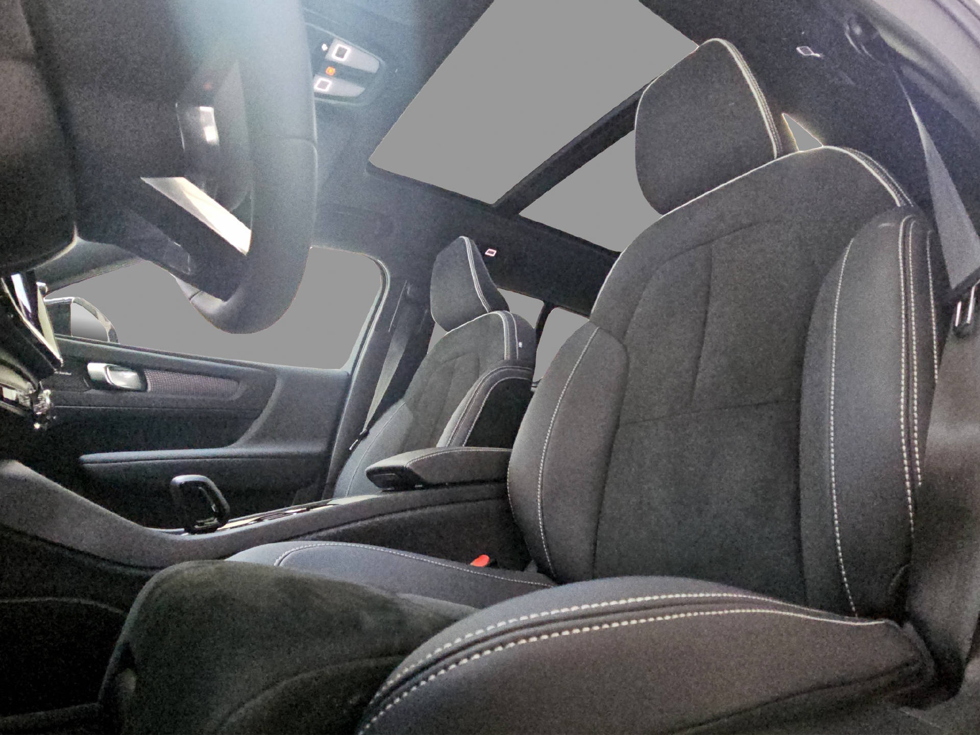 VOLVO XC40 2.0 B3 MH Plus Dark-image-13