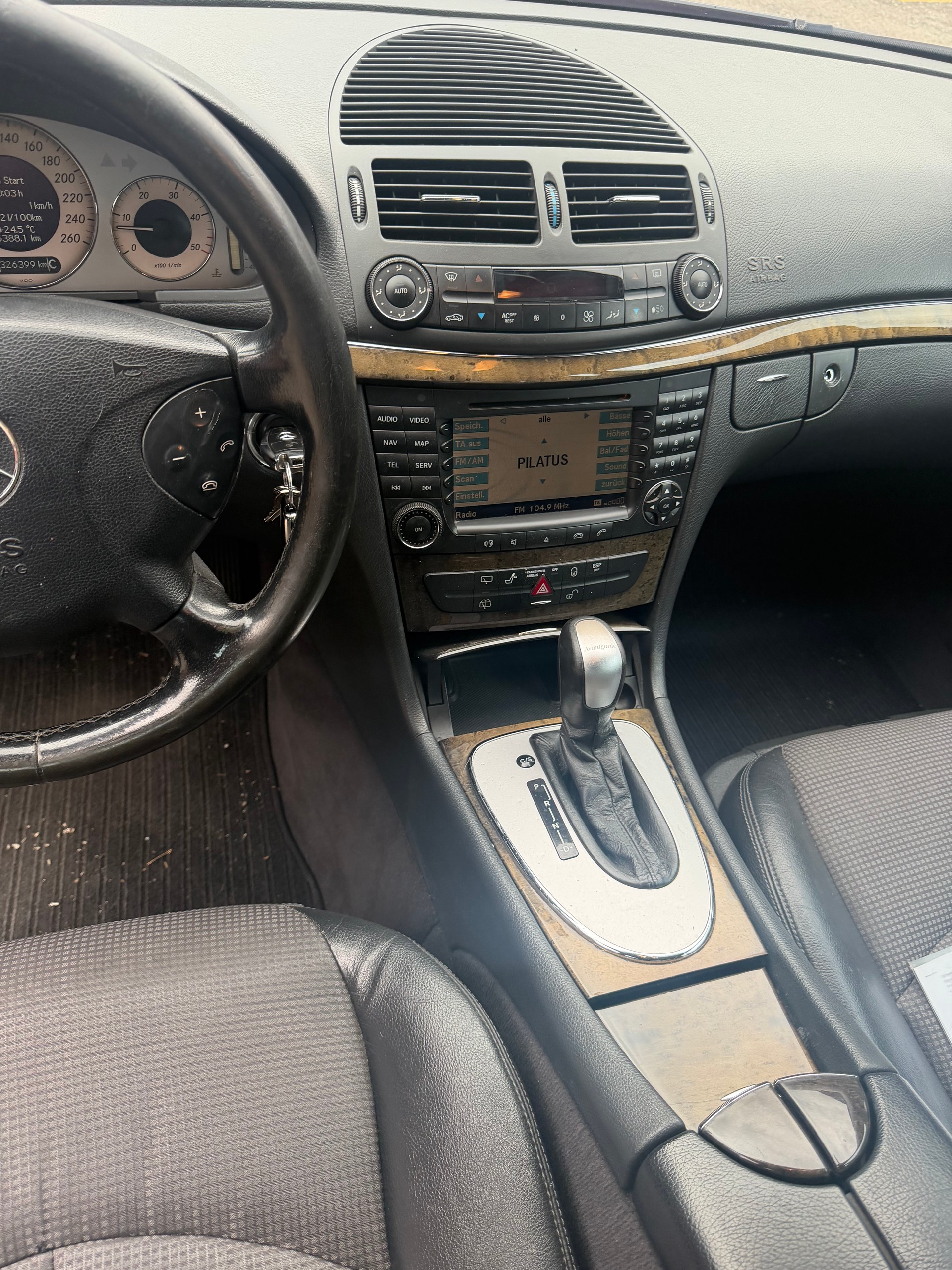 MERCEDES-BENZ E 320-image-5