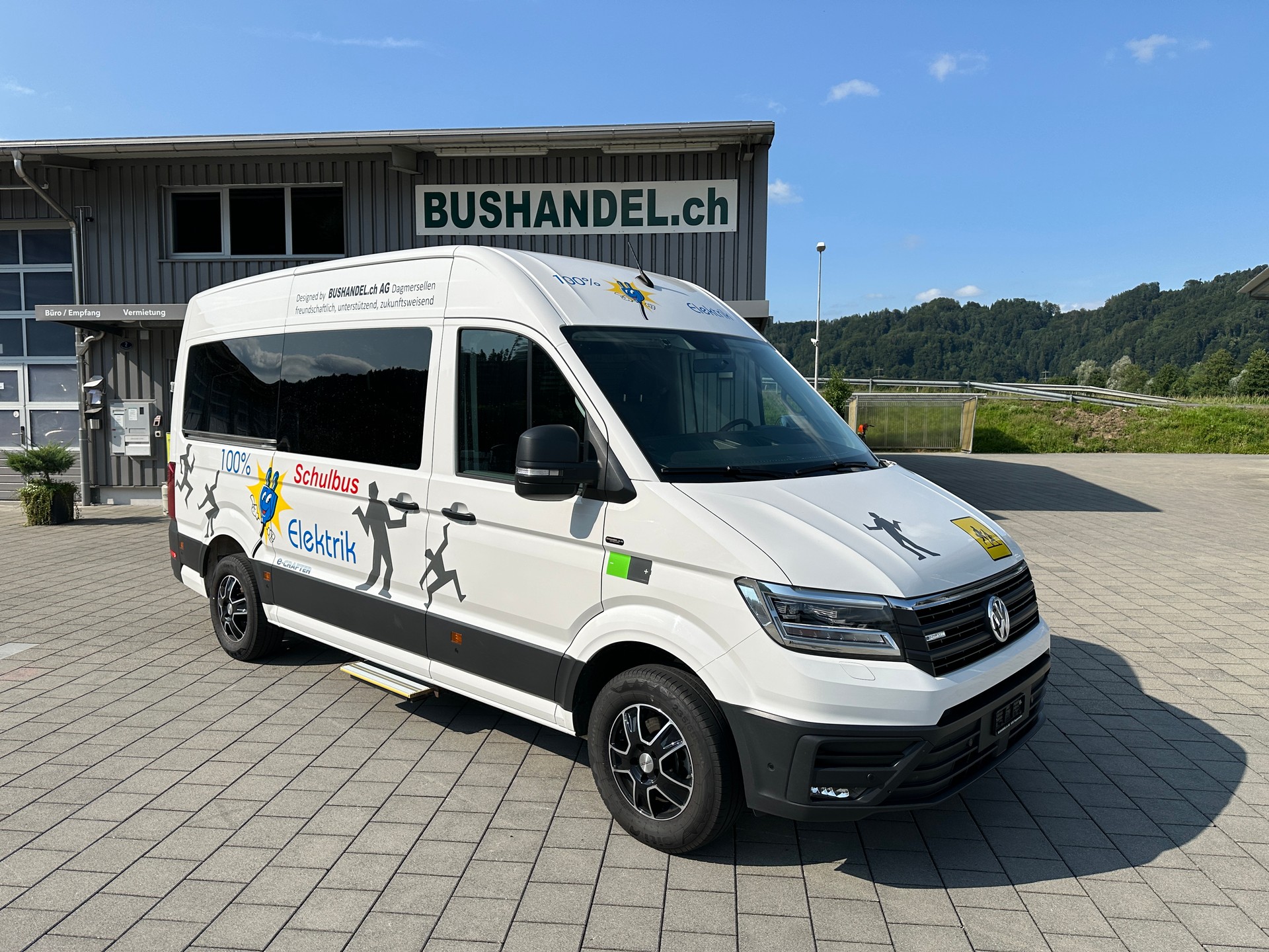 VW eCrafter weiss Schulbus mit 21+1 Sitzplätze-image-0