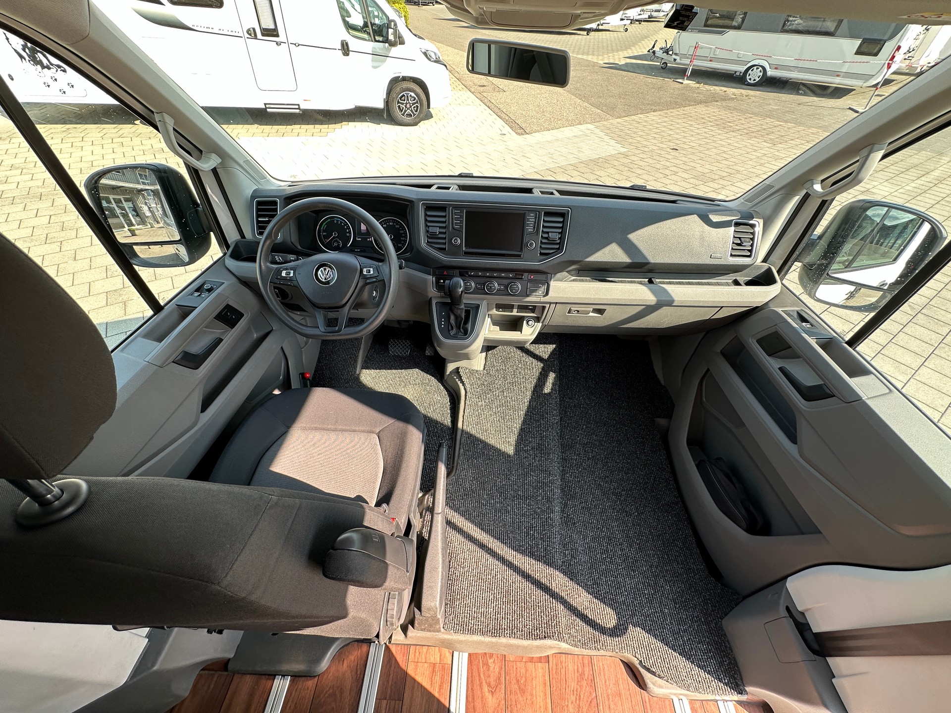 VW eCrafter weiss Schulbus mit 21+1 Sitzplätze-image-2