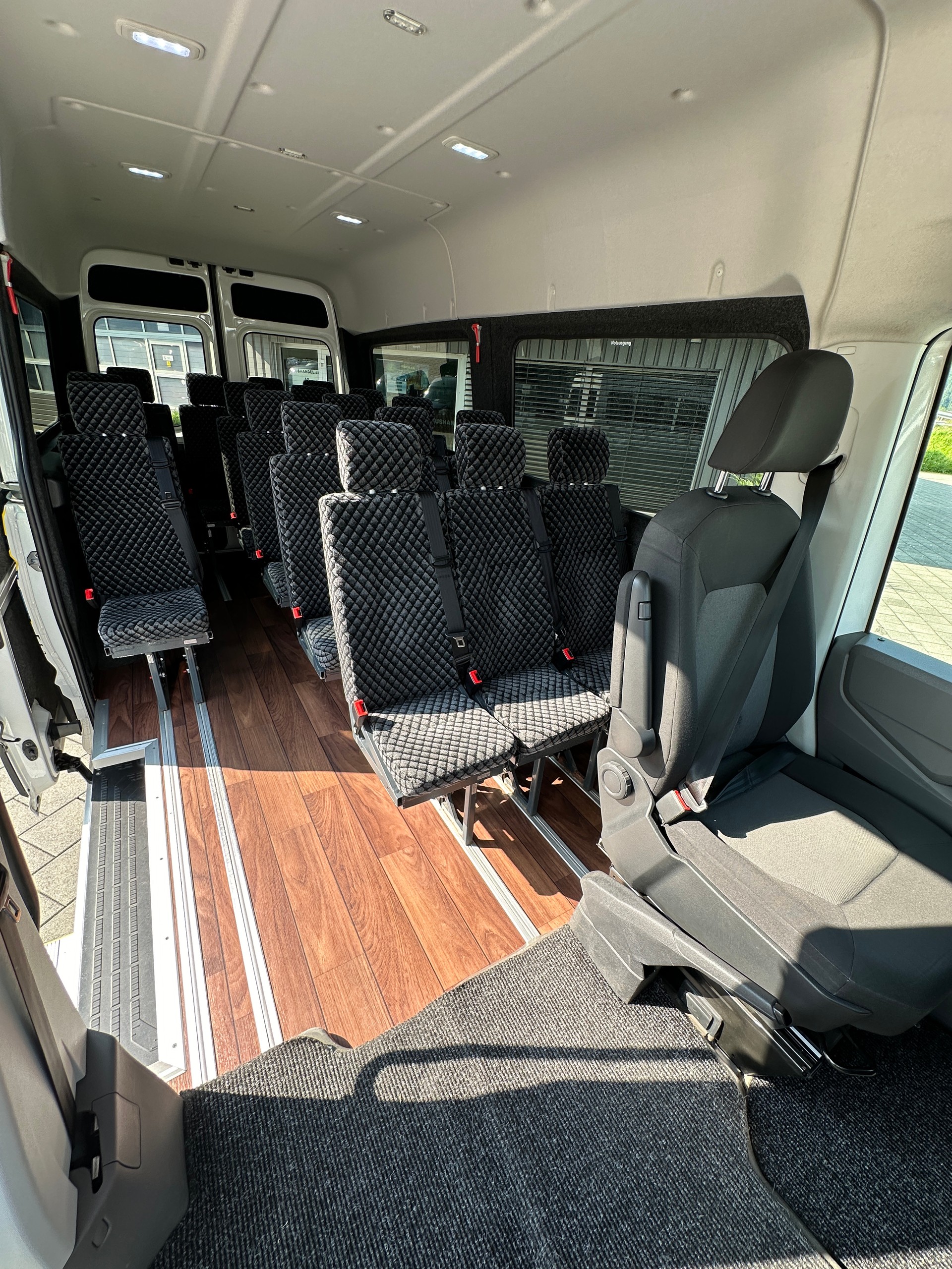 VW eCrafter weiss Schulbus mit 21+1 Sitzplätze-image-3