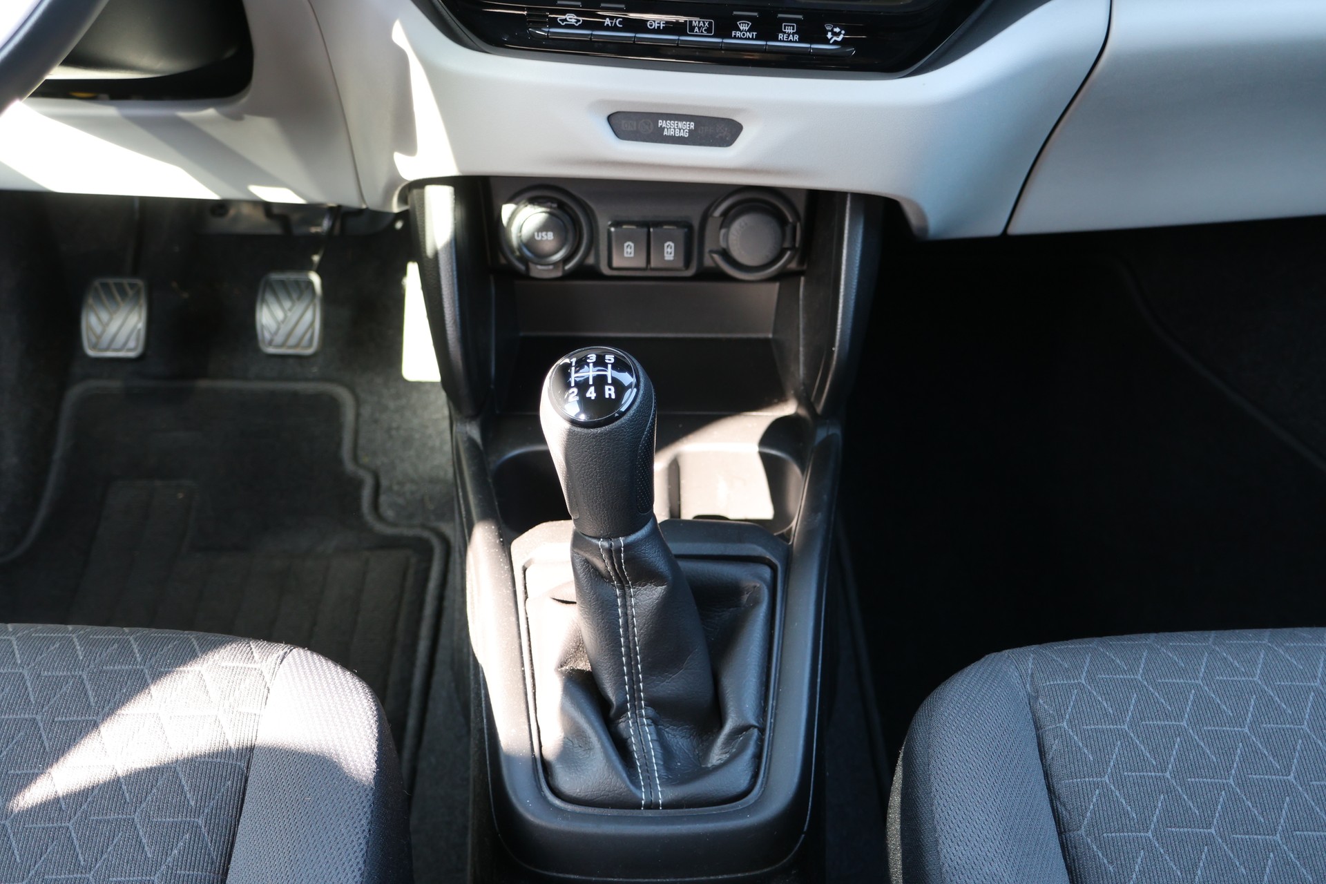 SUZUKI Swift 1.2 Sakura Hybrid-image-11