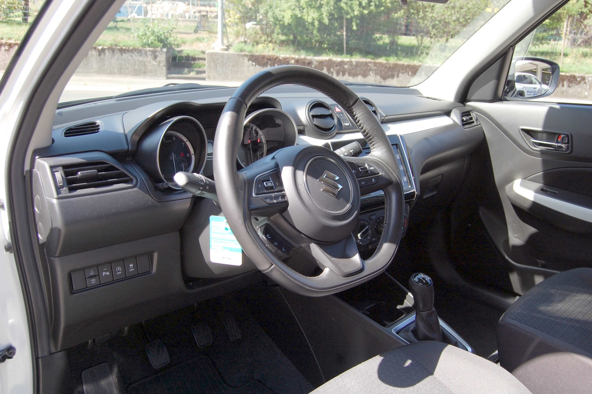 SUZUKI Swift 1.2 Compact + 4x4 Hybrid-image-13