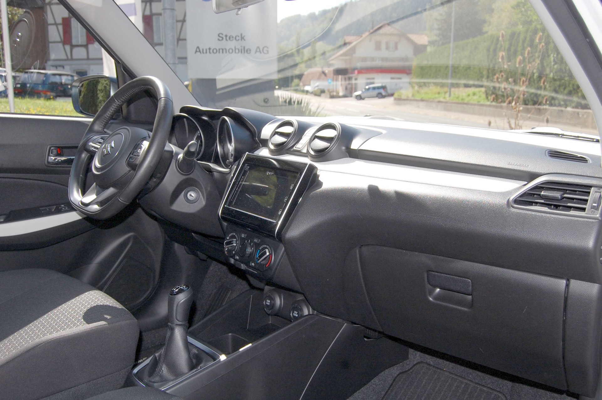 SUZUKI Swift 1.2 Compact + 4x4 Hybrid-image-12