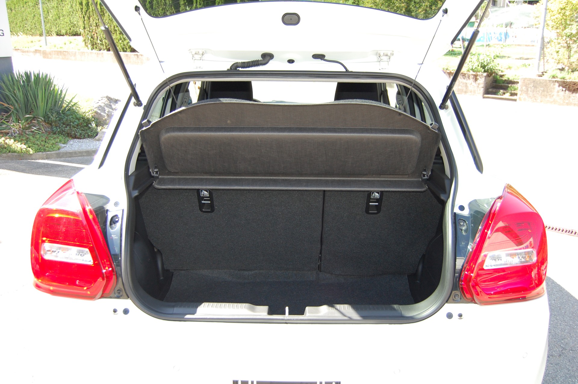 SUZUKI Swift 1.2 Compact + 4x4 Hybrid-image-7