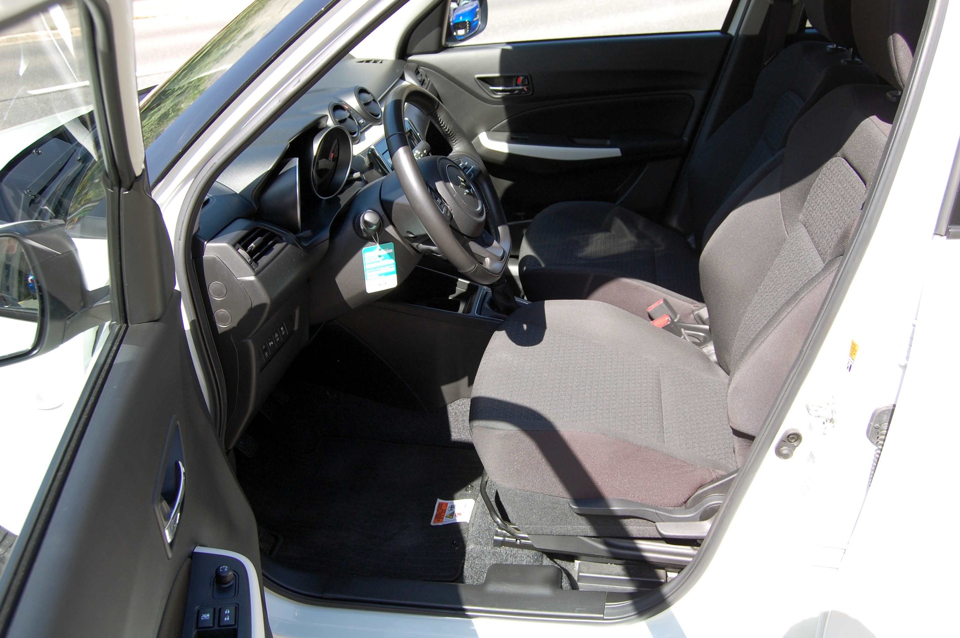 SUZUKI Swift 1.2 Compact + 4x4 Hybrid-image-14