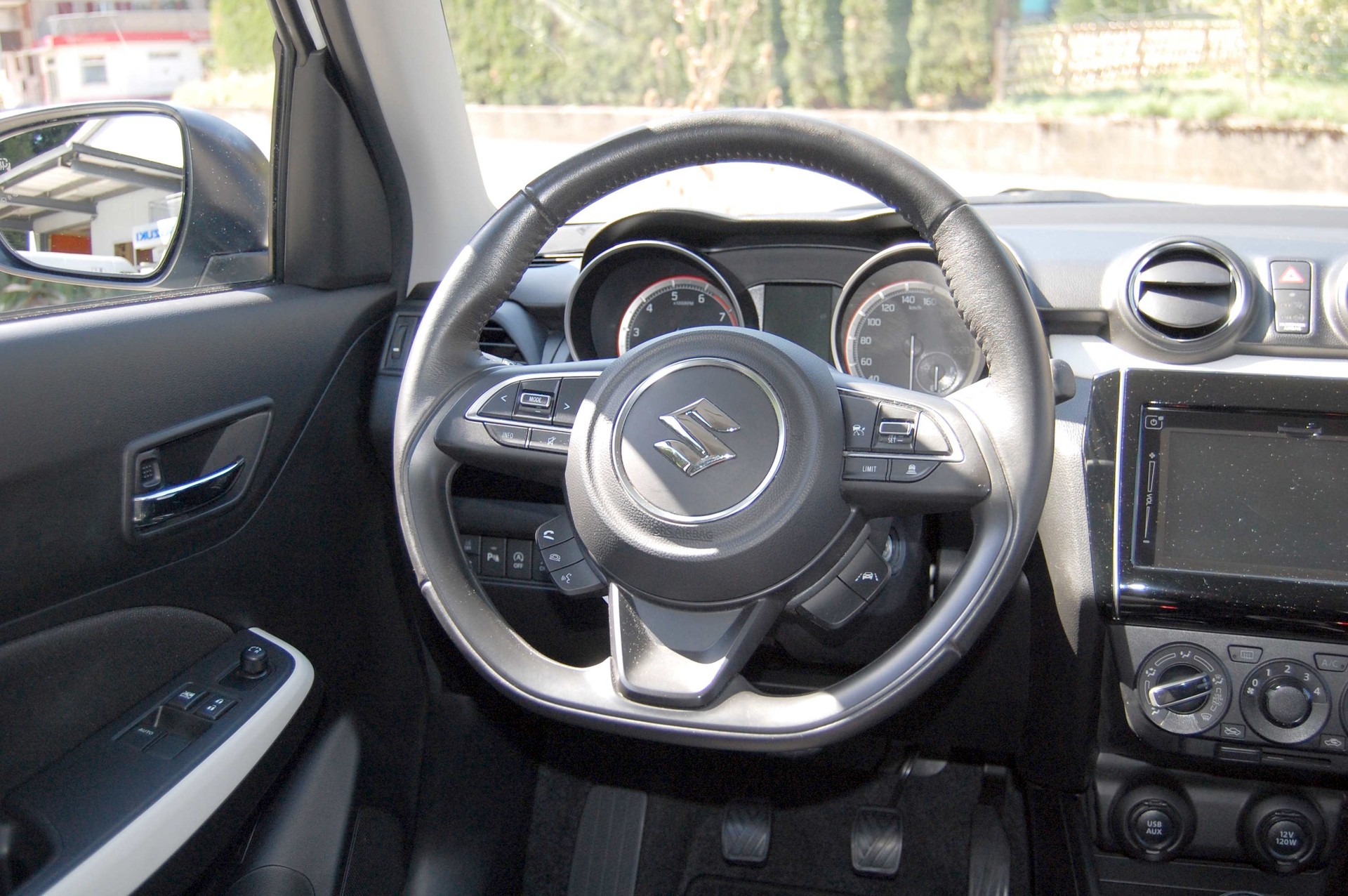 SUZUKI Swift 1.2 Compact + 4x4 Hybrid-image-11