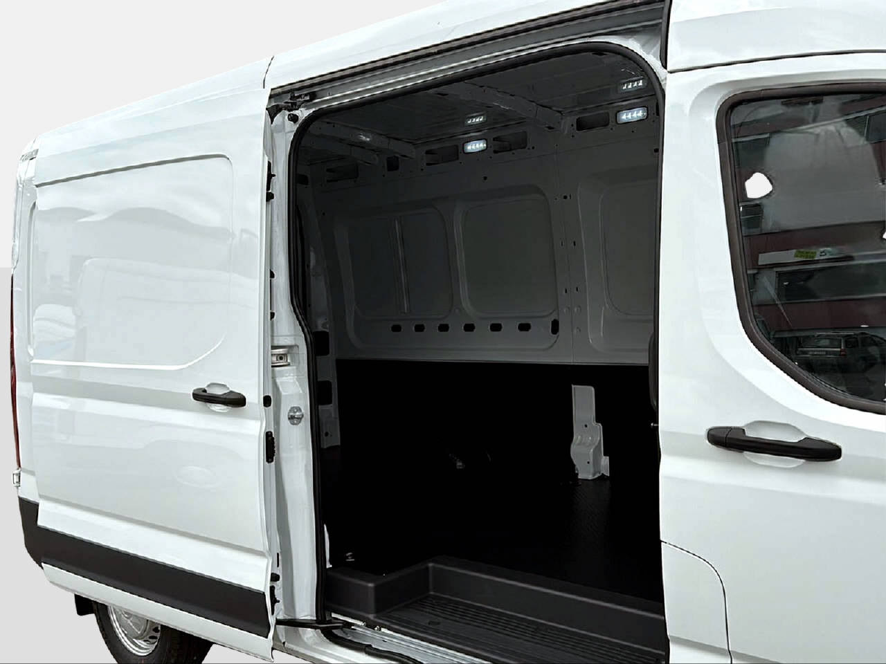 MAXUS Deliver 9 Kaw. L3H2 2.0 TD Luxury-image-10
