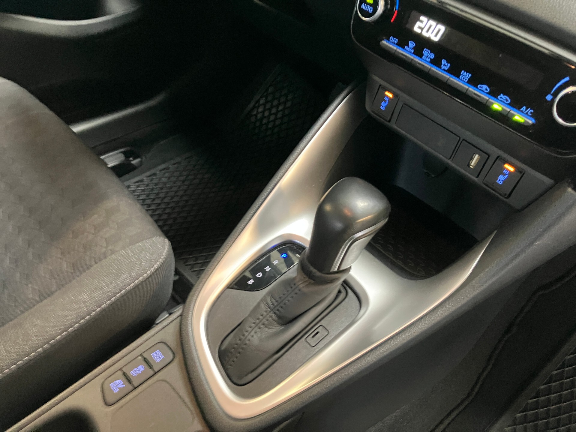 TOYOTA Yaris 1.5 Trend e-CVT HYBRID-image-13