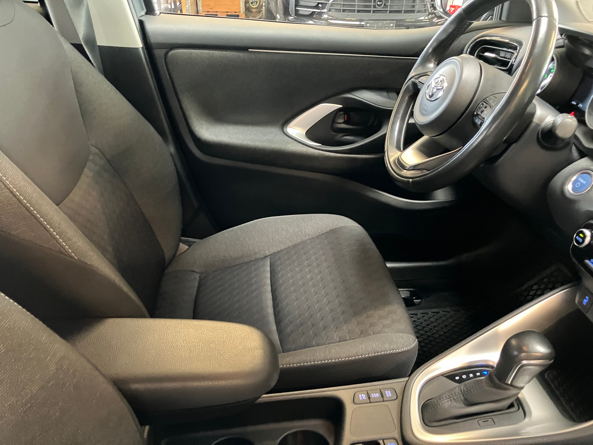 TOYOTA Yaris 1.5 Trend e-CVT HYBRID-image-15