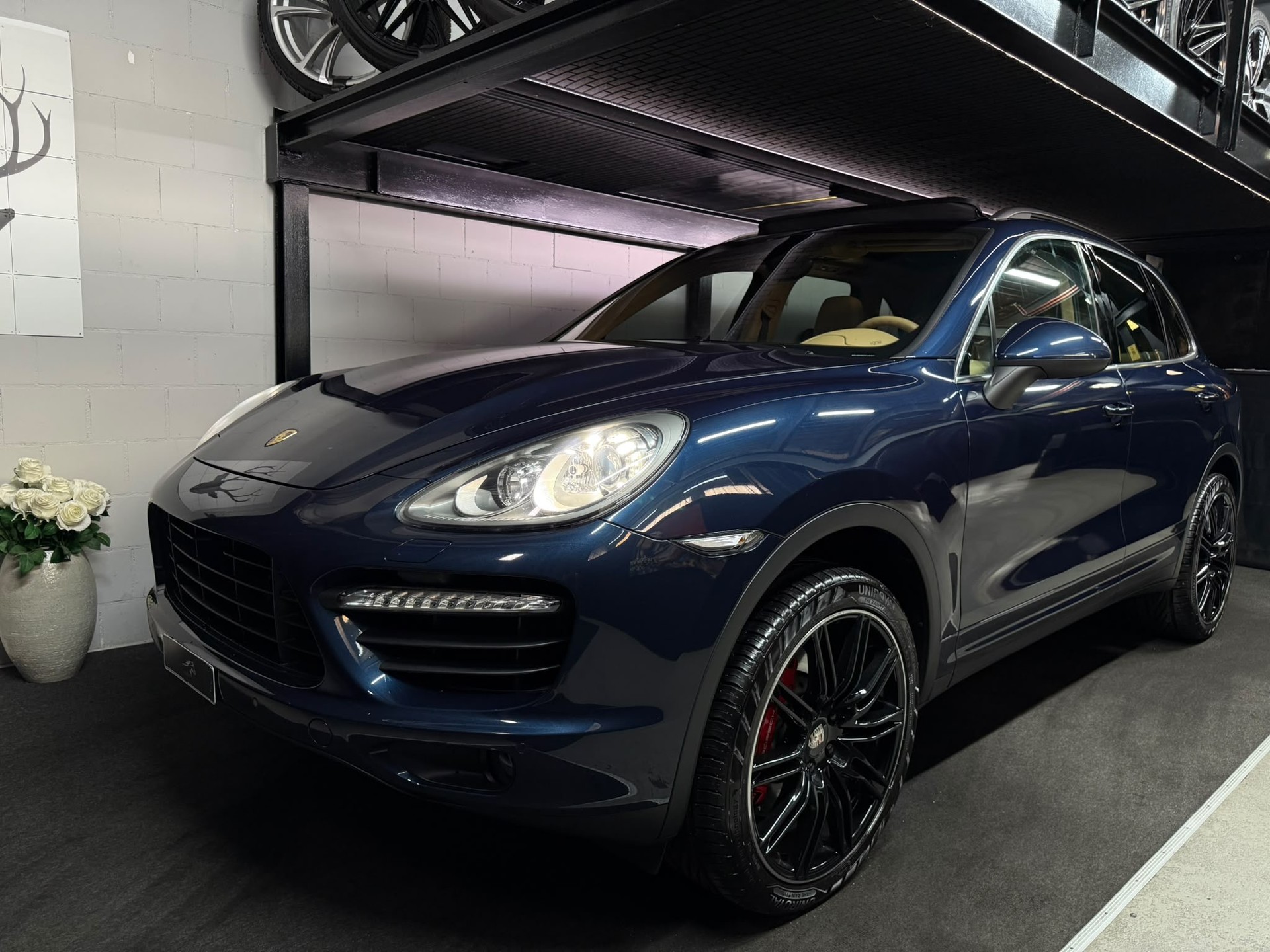 PORSCHE Cayenne Turbo-image-1