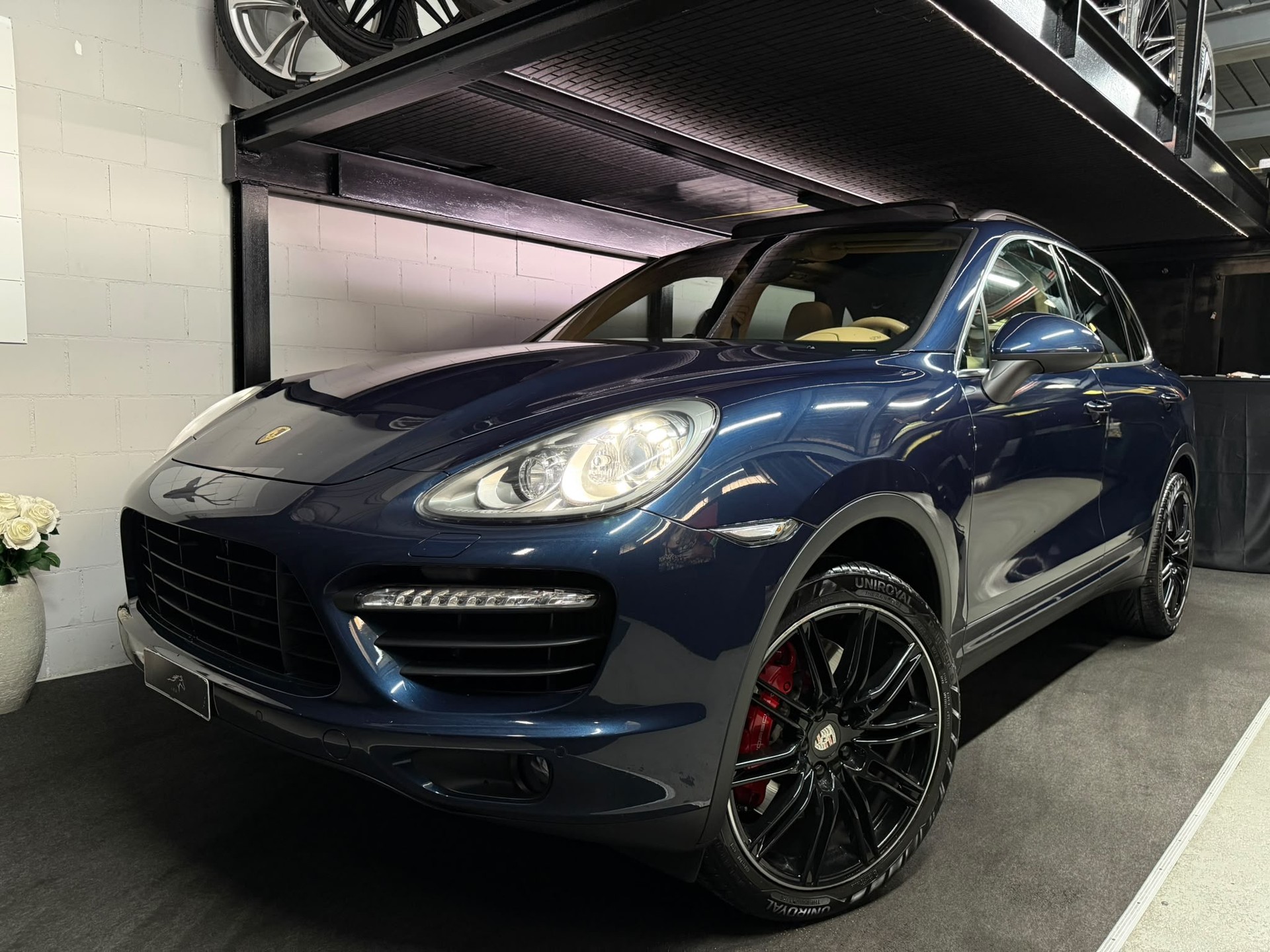 PORSCHE Cayenne Turbo-image-2