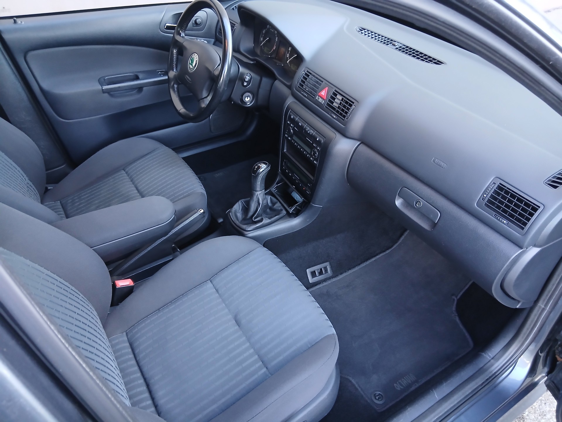 SKODA Octavia 1.8 Turbo Tour-image-8
