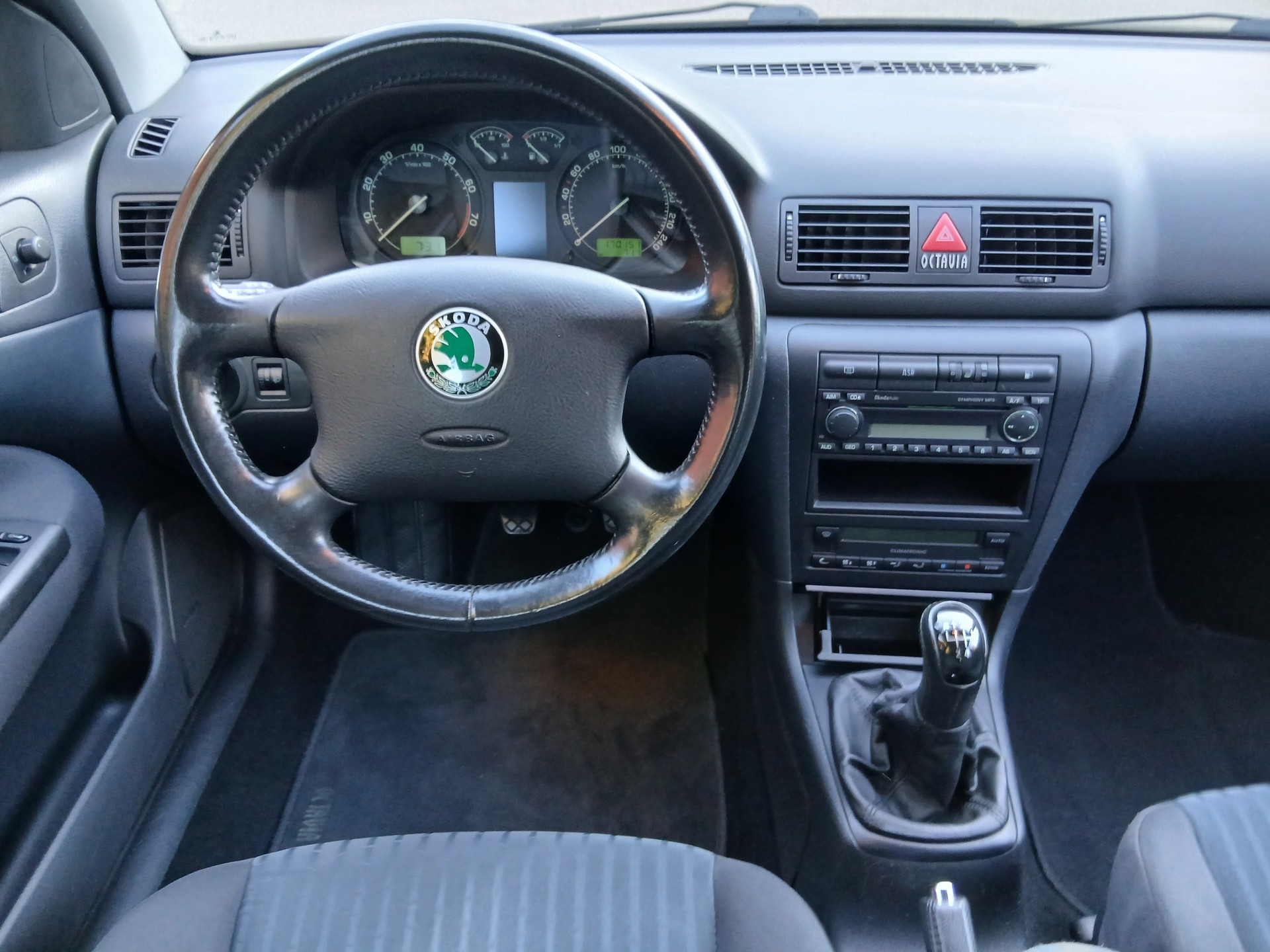 SKODA Octavia 1.8 Turbo Tour-image-7