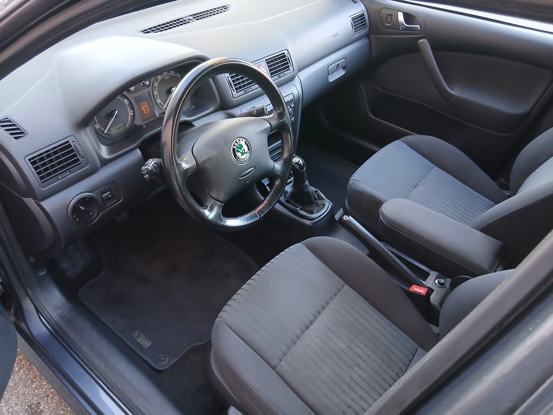 SKODA Octavia 1.8 Turbo Tour-image-6