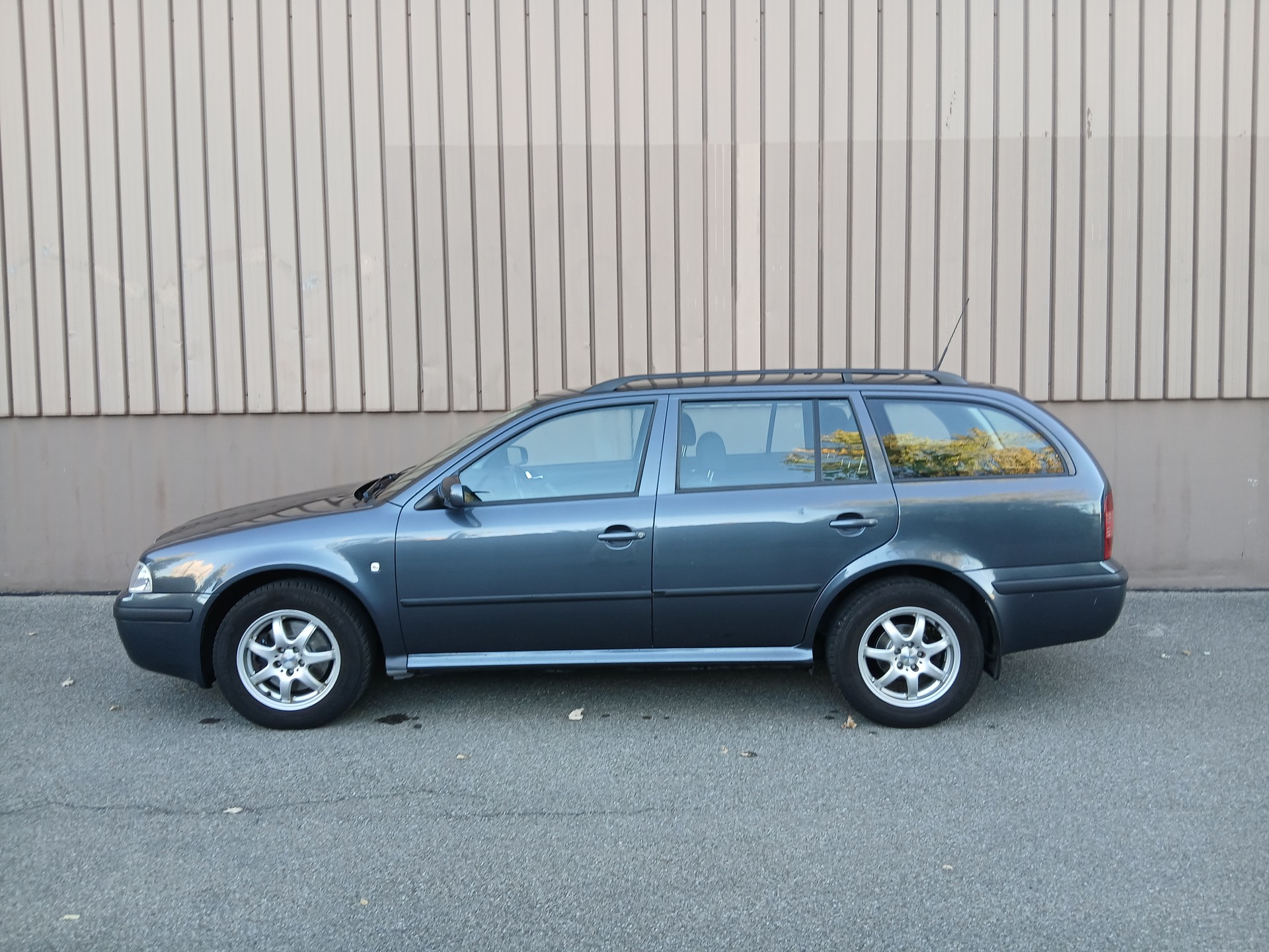 SKODA Octavia 1.8 Turbo Tour-image-4
