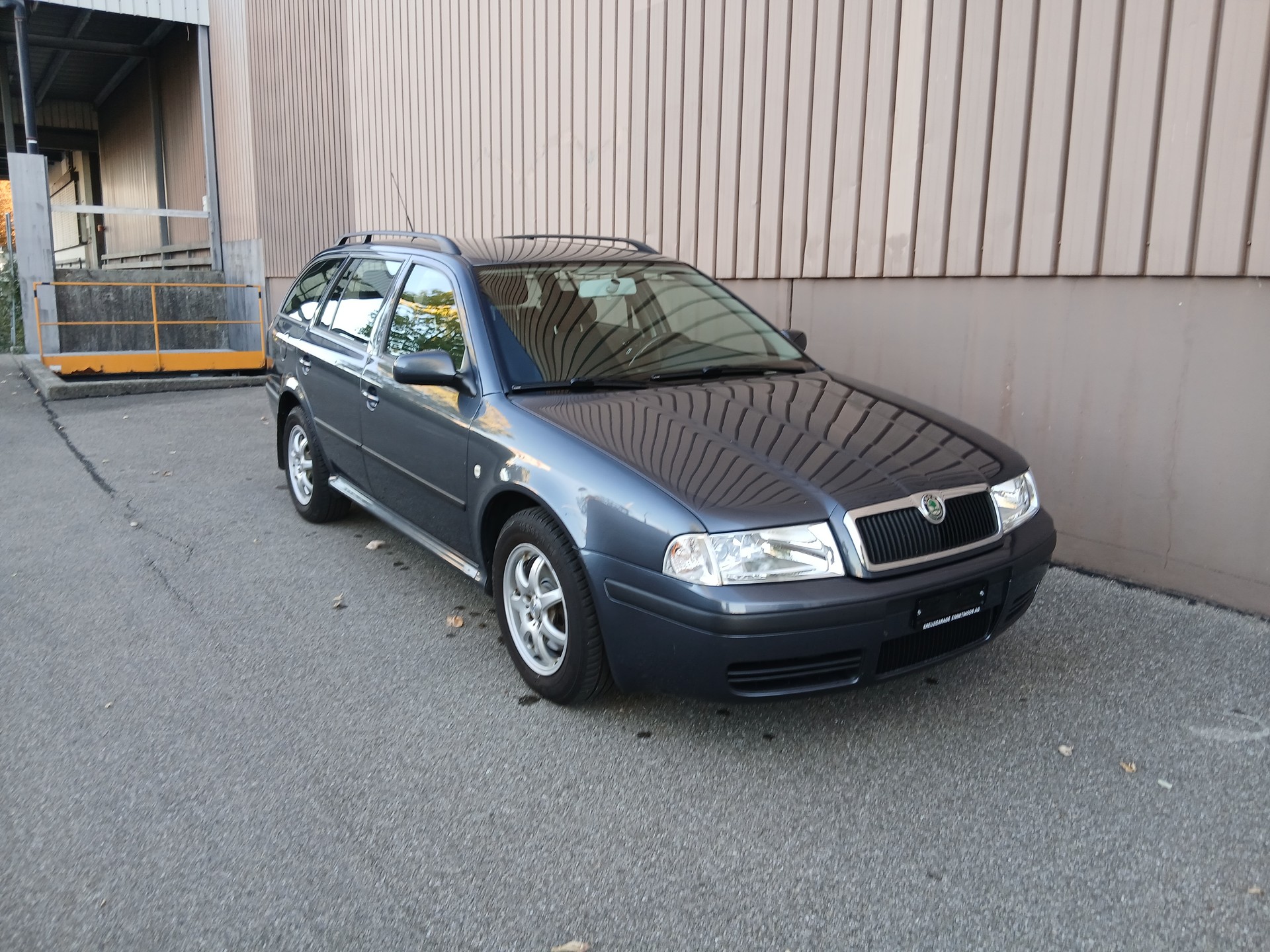 SKODA Octavia 1.8 Turbo Tour-image-0