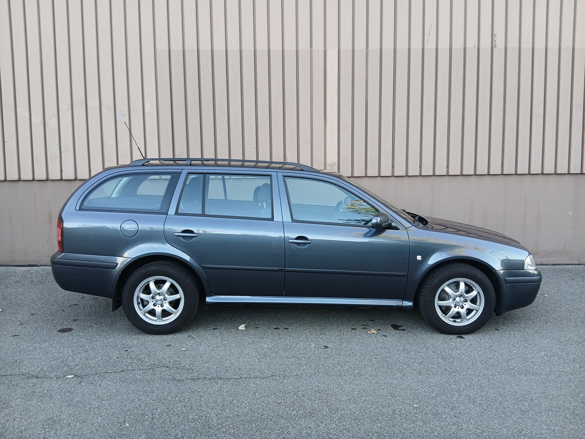 SKODA Octavia 1.8 Turbo Tour-image-1