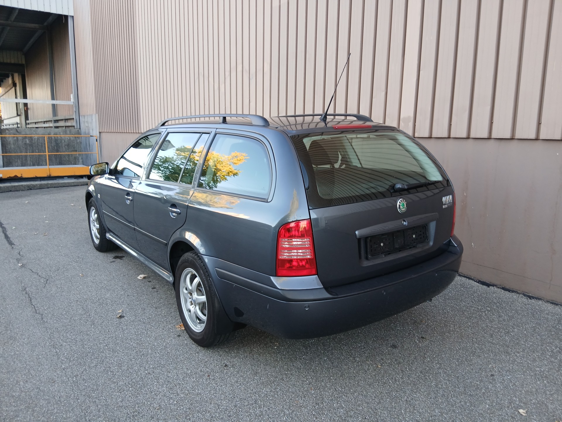 SKODA Octavia 1.8 Turbo Tour-image-3