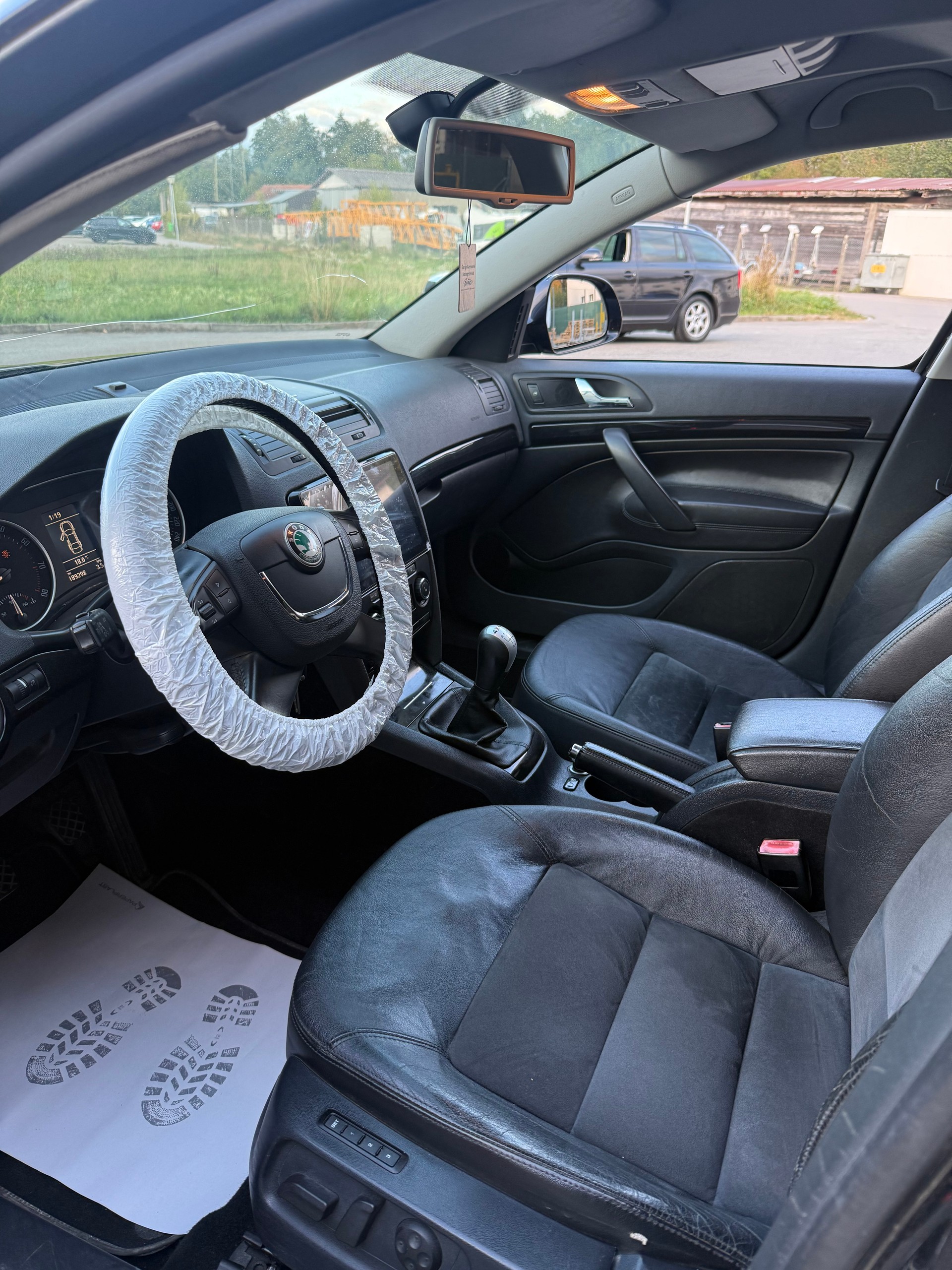 SKODA Octavia Combi 1.8 TSI Laurin & Klement 4x4-image-3