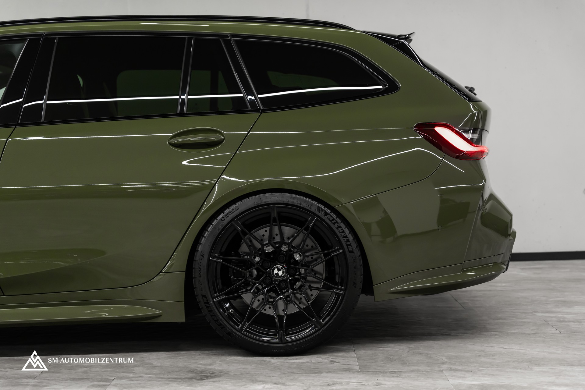 BMW M3 Competition xDrive Touring / Urban Green II / Carbon Exterieur & Interieur / Werksgarantie / 360°-image-9
