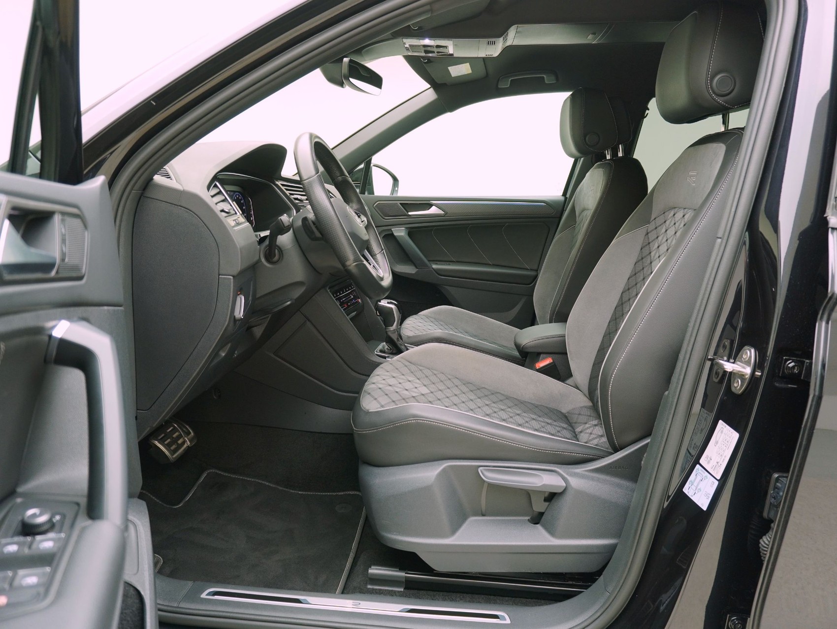 VW Tiguan 2.0 TSI DSG R-Line Black Style 4Motion-image-8