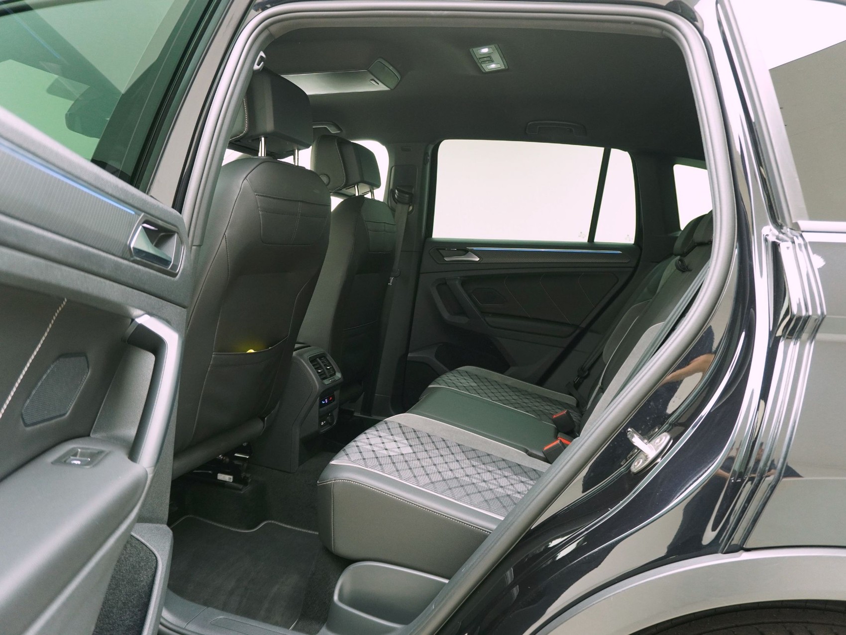 VW Tiguan 2.0 TSI DSG R-Line Black Style 4Motion-image-11