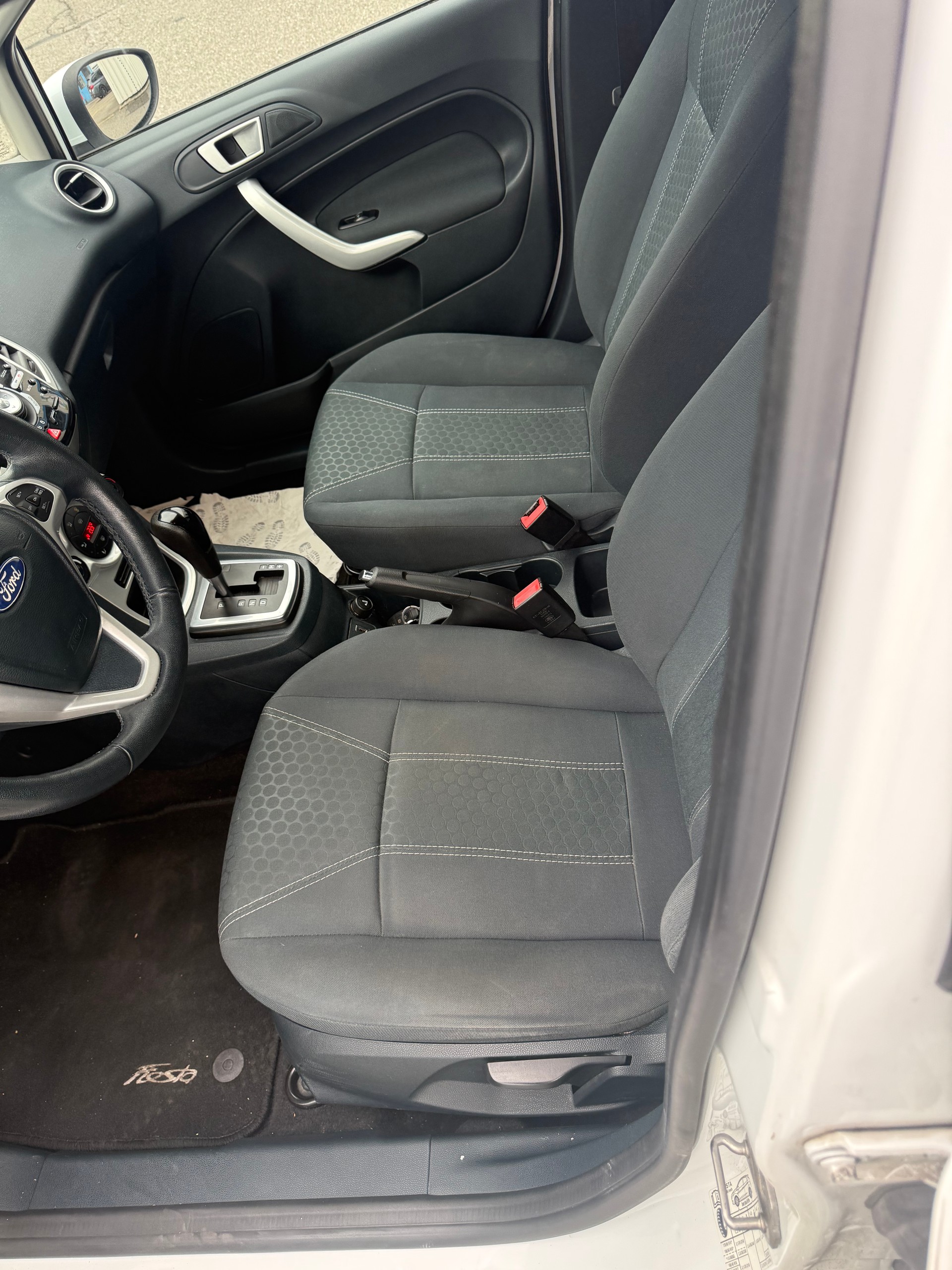 FORD Fiesta 1.4 16V Titanium Automatic-image-13