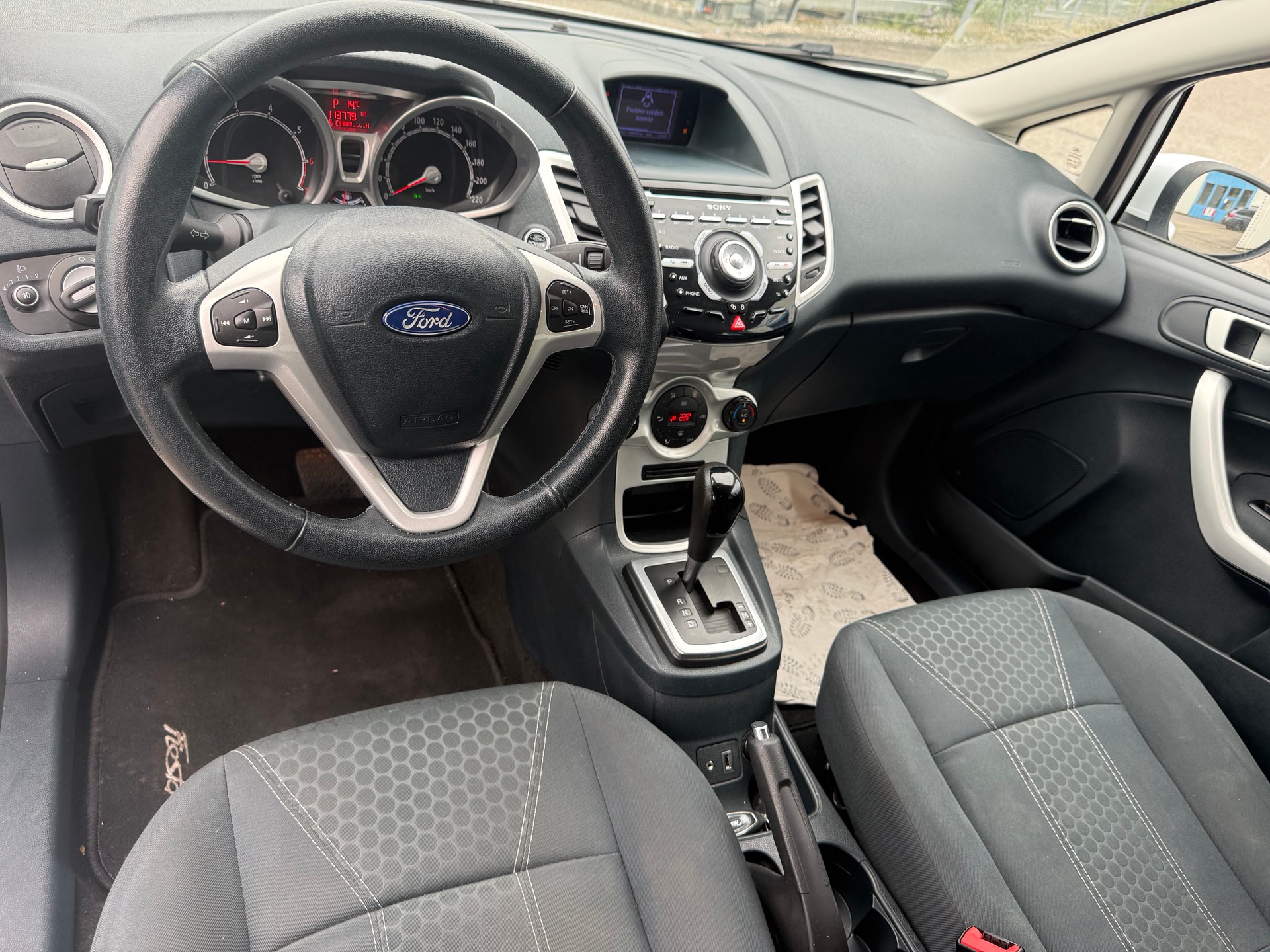 FORD Fiesta 1.4 16V Titanium Automatic-image-14