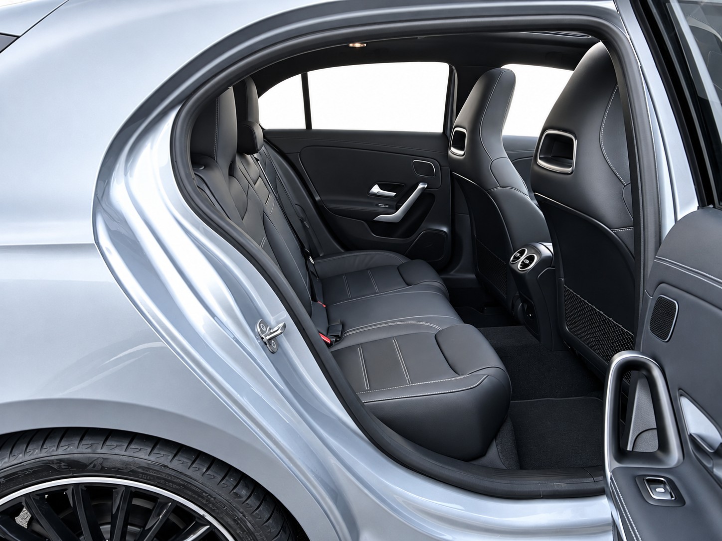 MERCEDES-BENZ A 200 AMG Line-image-21