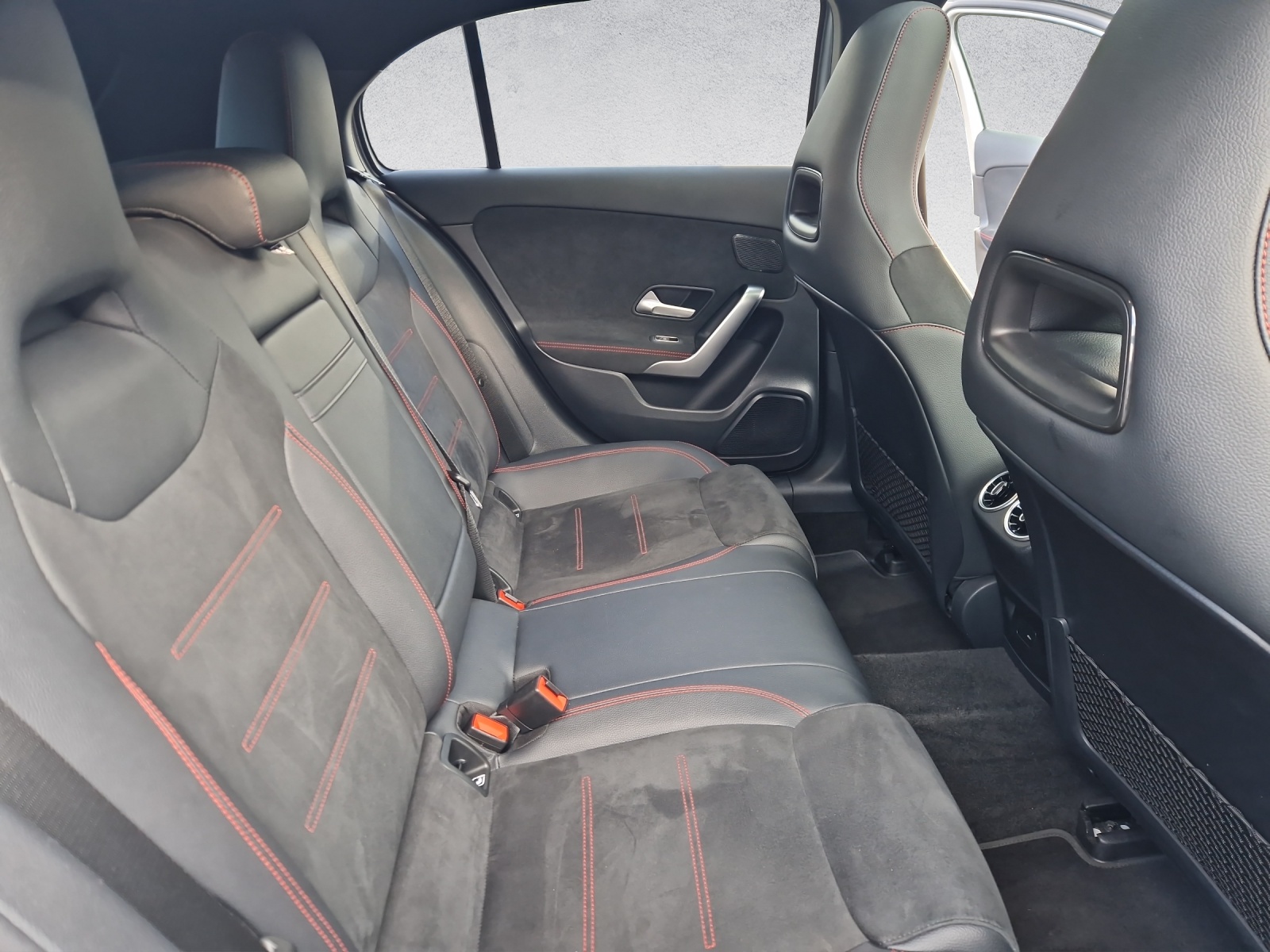 MERCEDES-BENZ A 35 AMG 4Matic-image-10