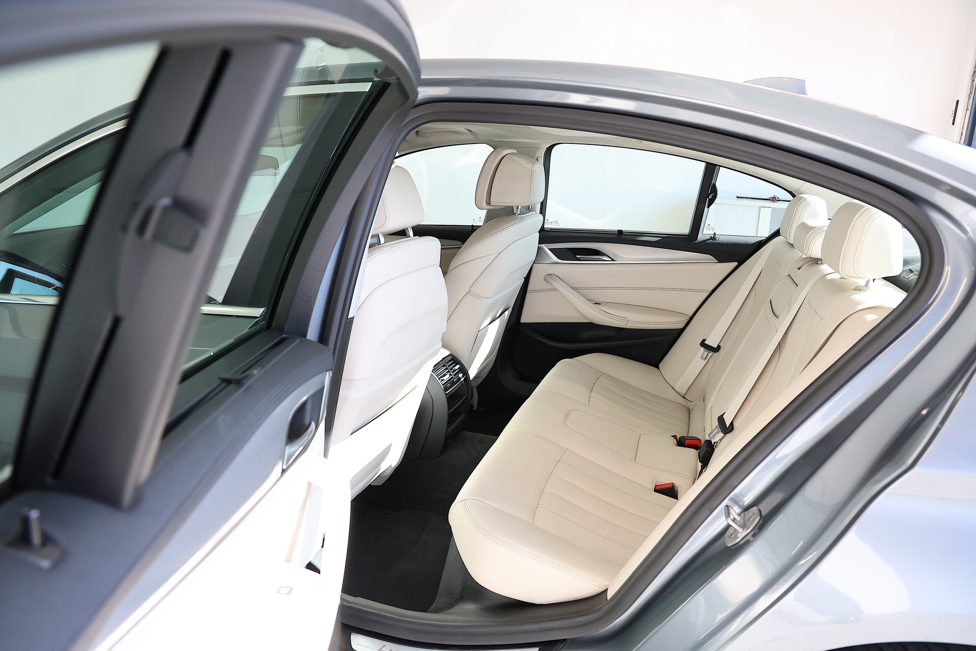 BMW 530d Luxury Line *Traumausstattung* Steptronic-image-15
