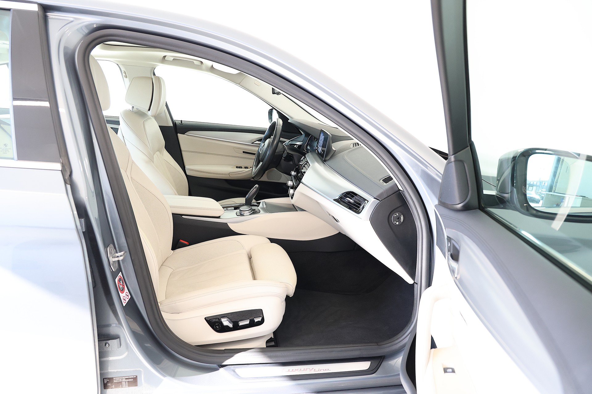 BMW 530d Luxury Line *Traumausstattung* Steptronic-image-11