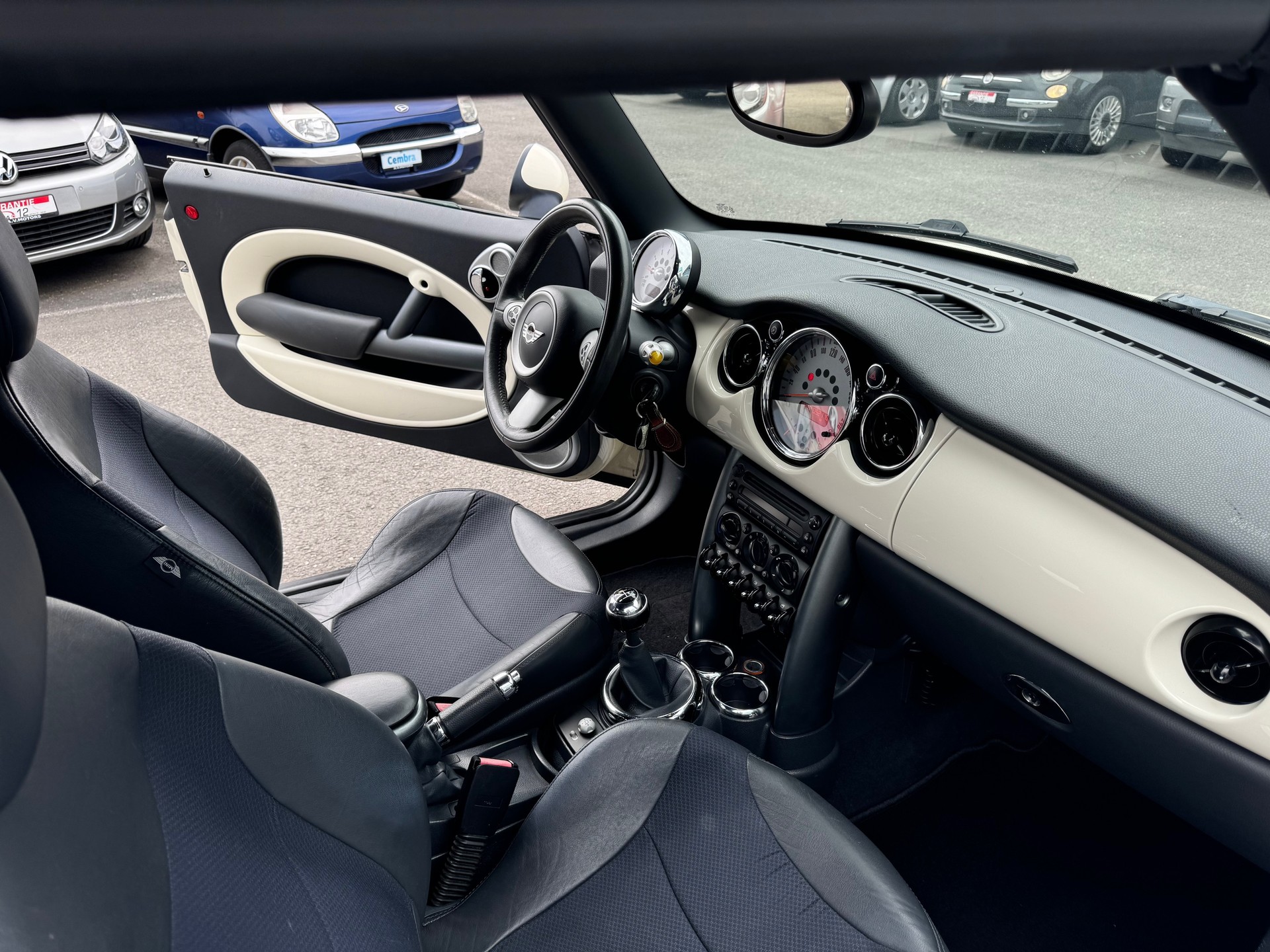 MINI Cooper Cabriolet-image-9