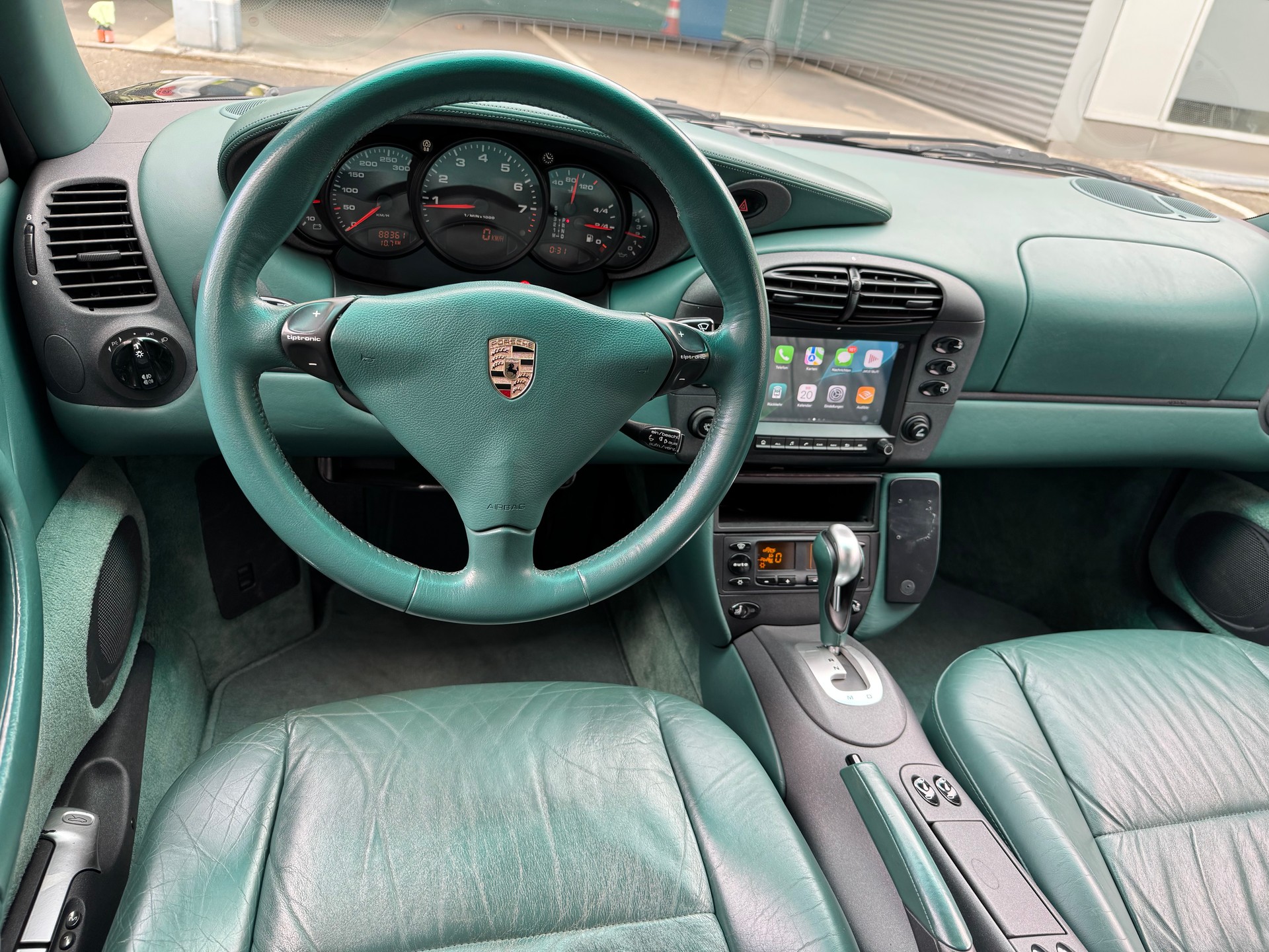 PORSCHE 911 Carrera 4-image-17