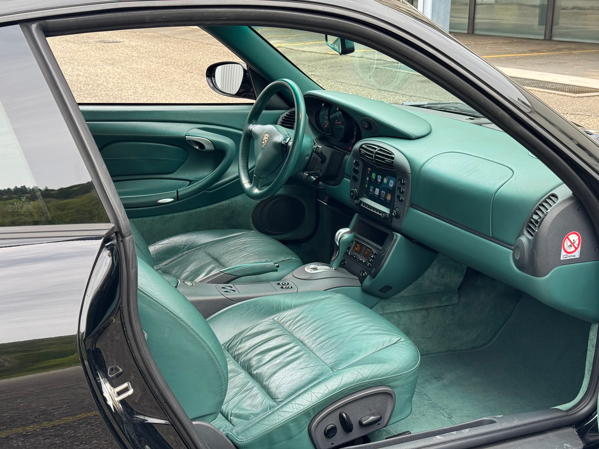 PORSCHE 911 Carrera 4-image-14