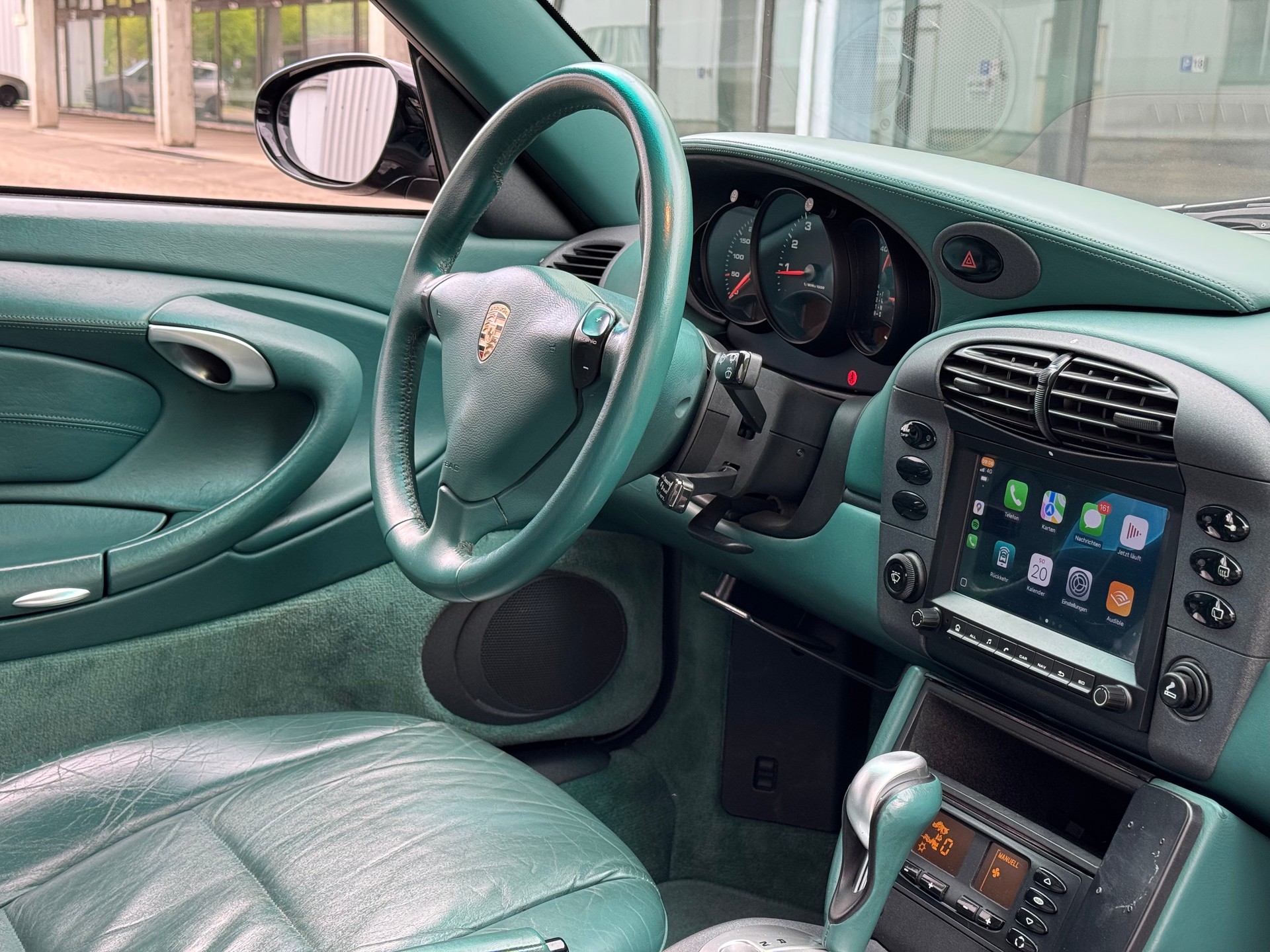 PORSCHE 911 Carrera 4-image-12
