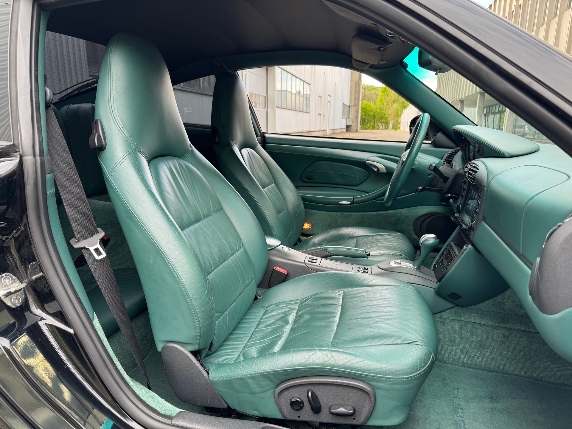PORSCHE 911 Carrera 4-image-15