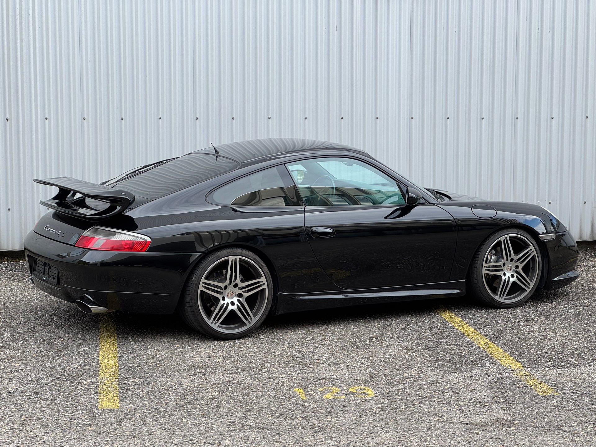 PORSCHE 911 Carrera 4-image-3