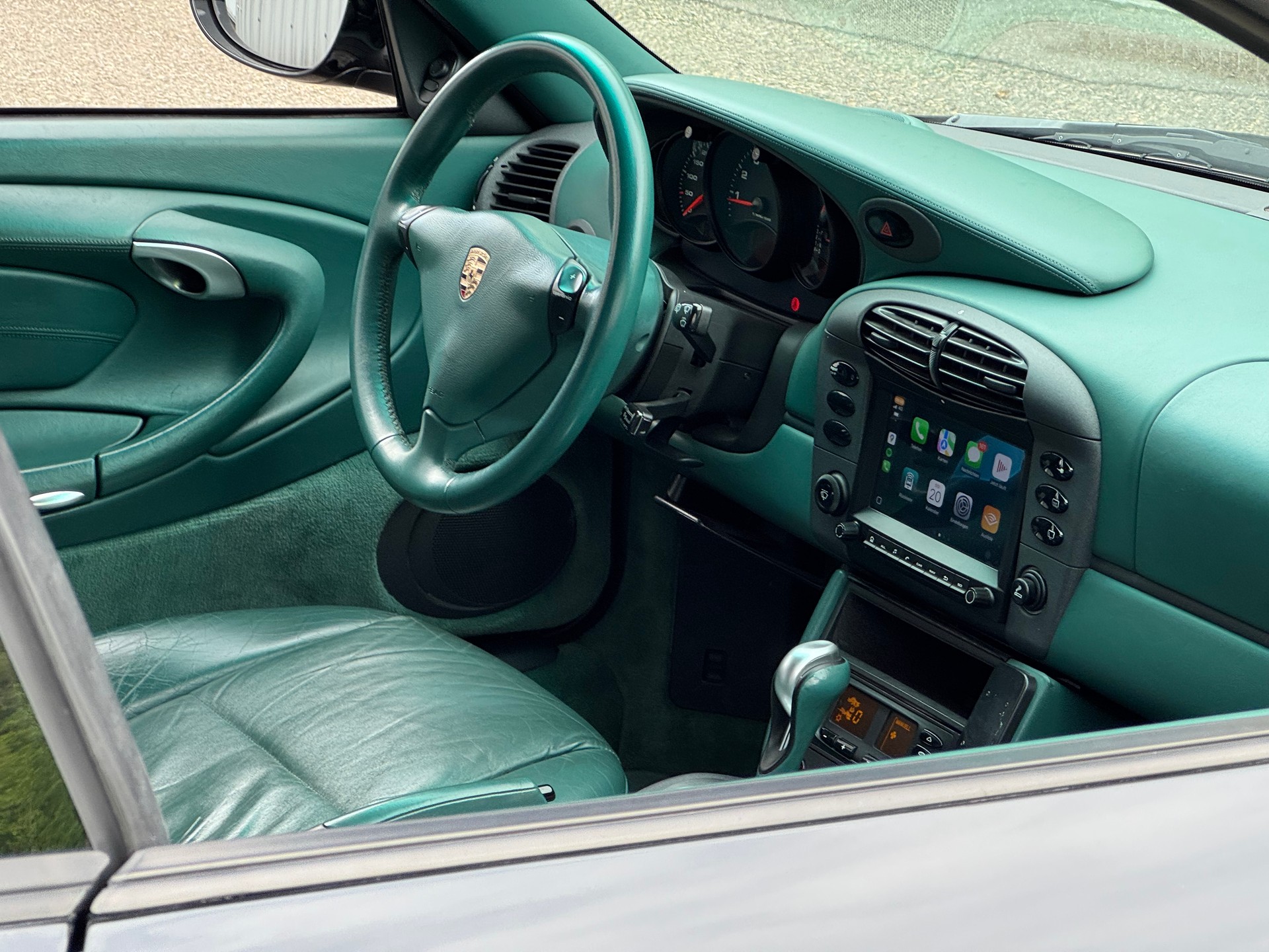 PORSCHE 911 Carrera 4-image-13